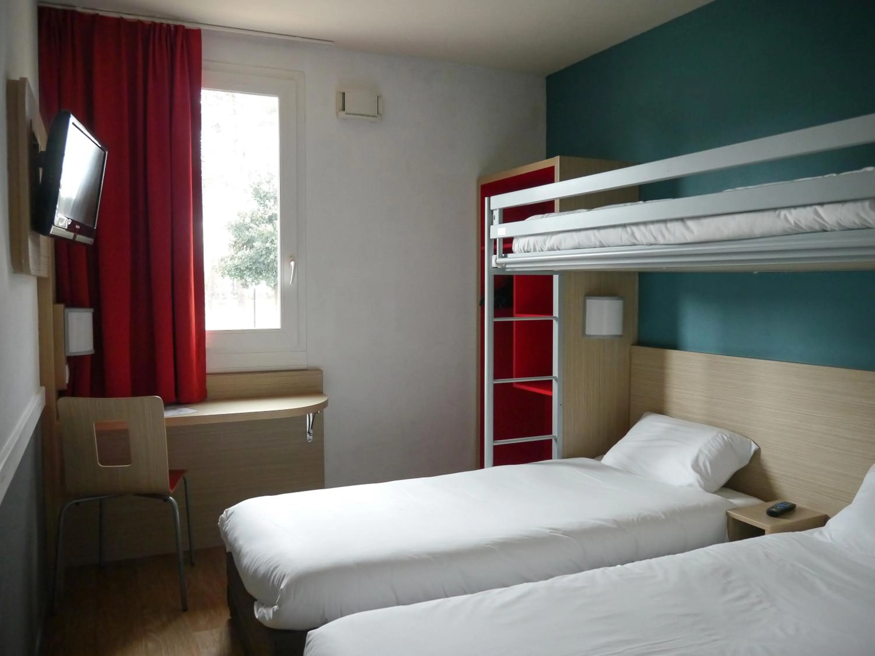 Photo of the whole room, Bed in Kyriad Direct Mont De Marsan - St Avit