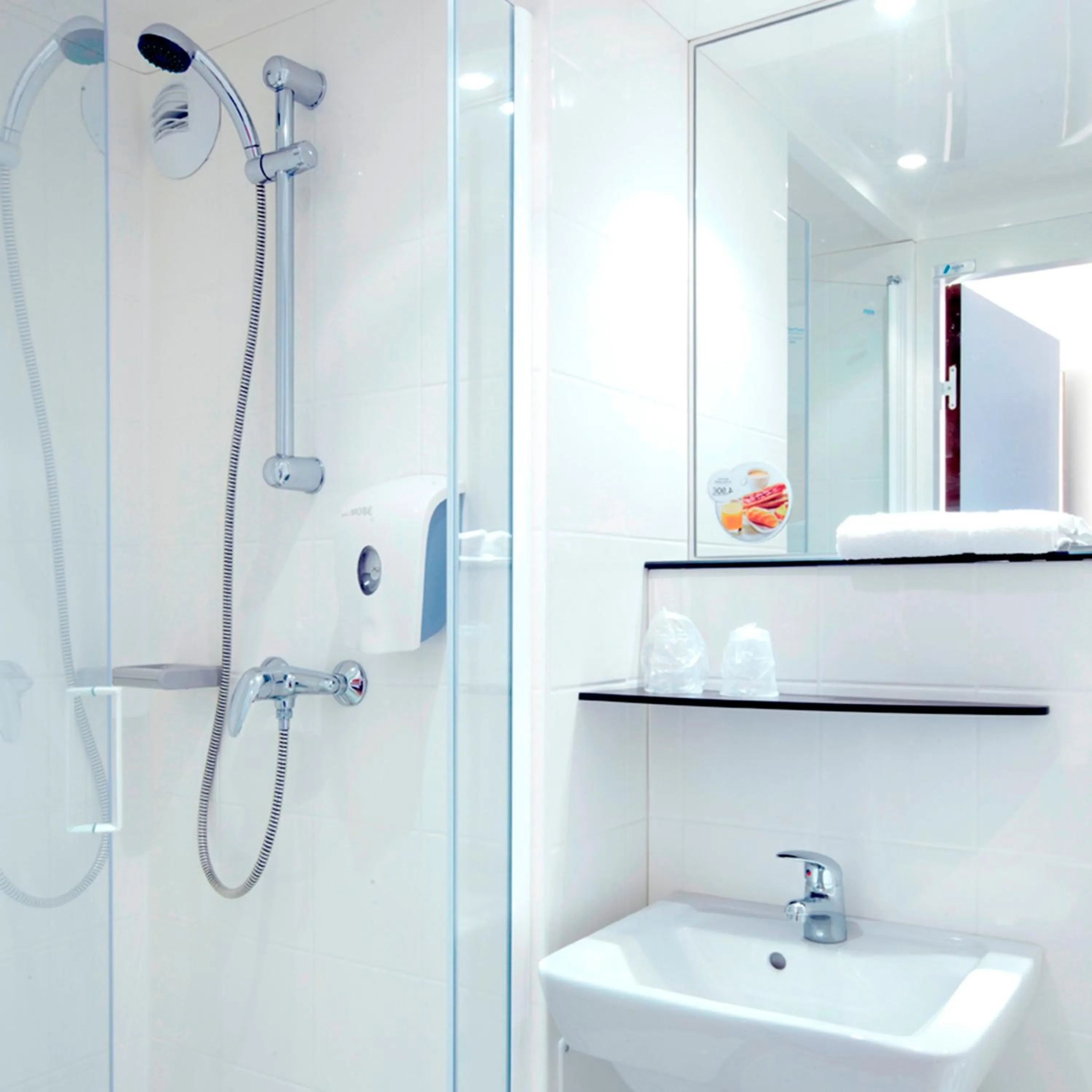 Shower in Kyriad Direct Mont De Marsan - St Avit