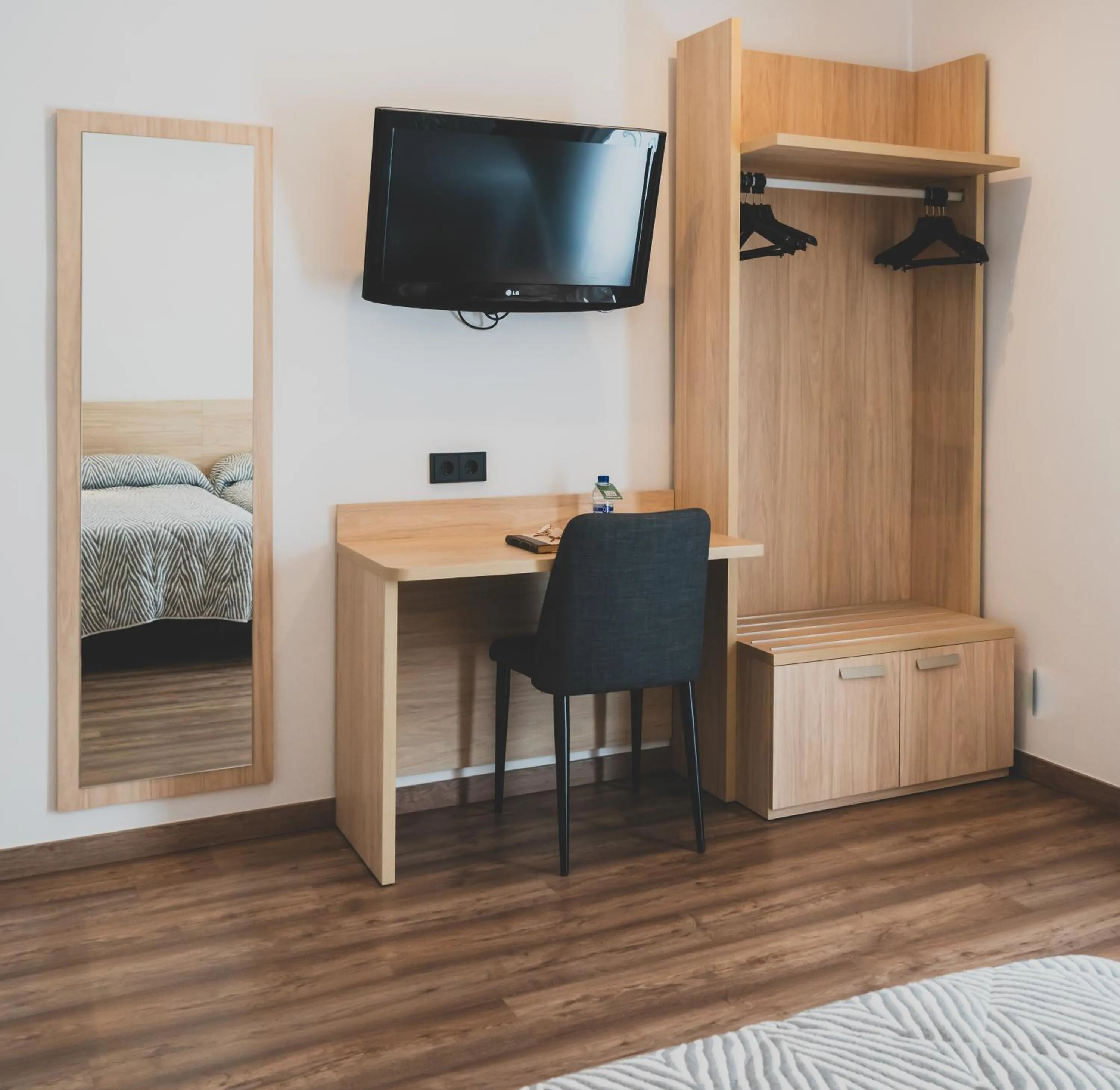 Communal lounge/ TV room, Bed in Hotel Jardí Apartaments