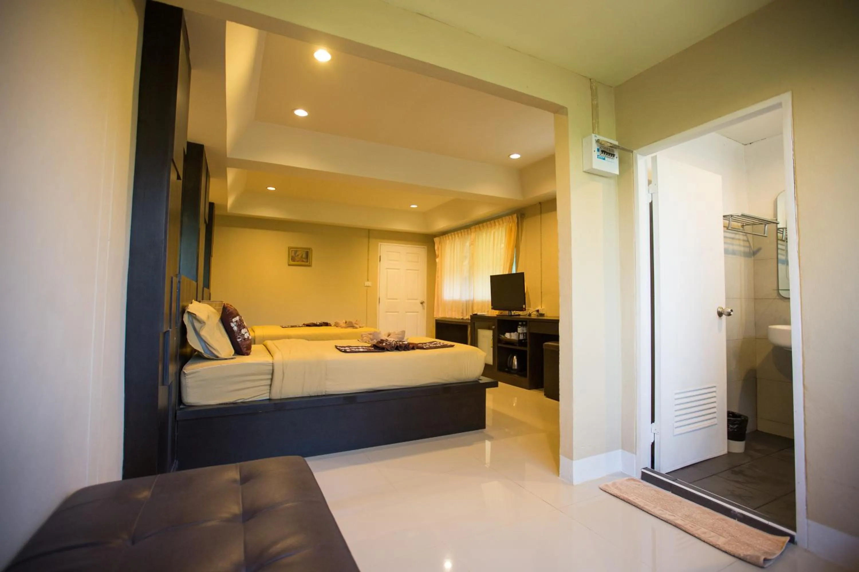 Photo of the whole room, Bed in Diamond Hill Resort