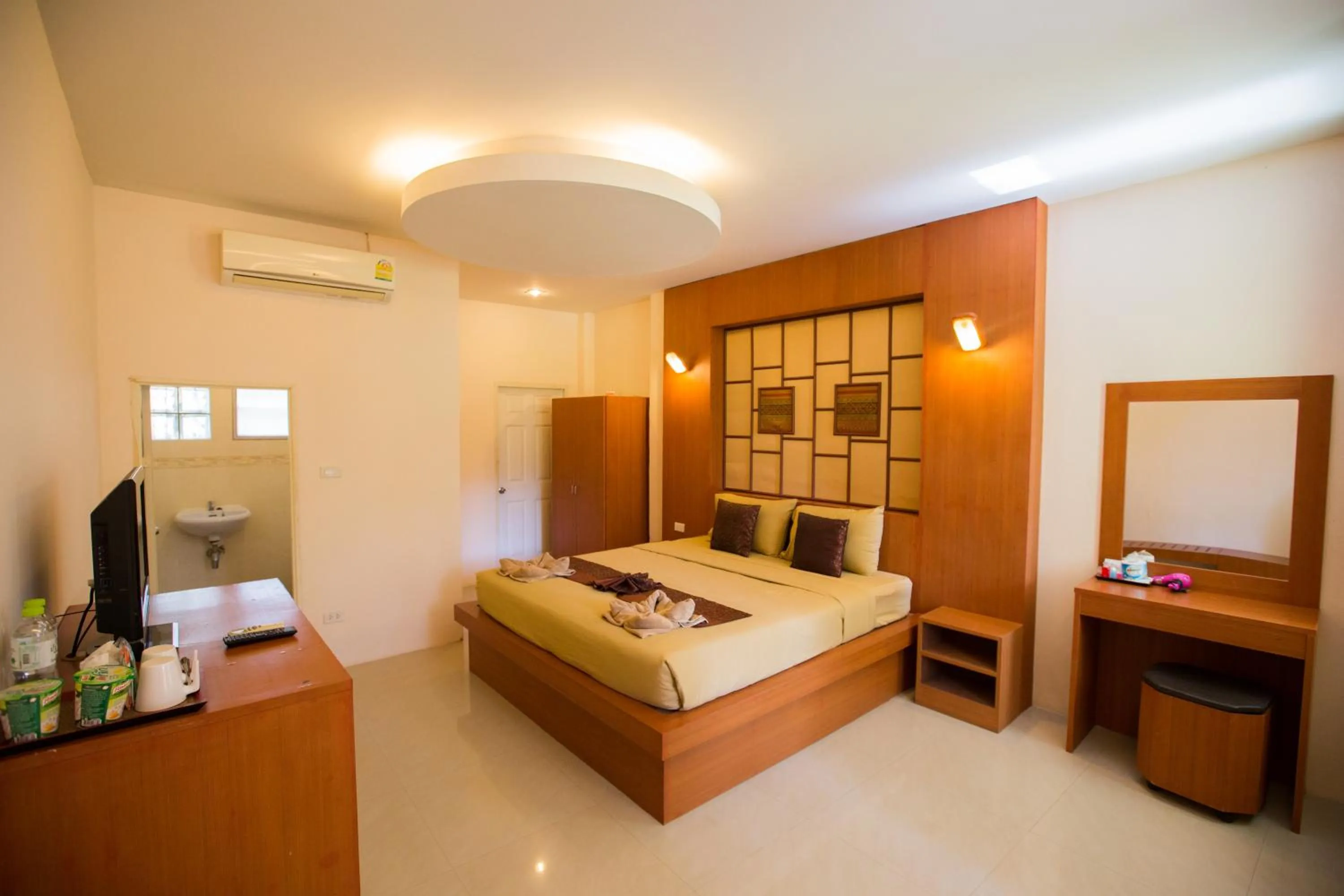 Photo of the whole room, Bed in Diamond Hill Resort