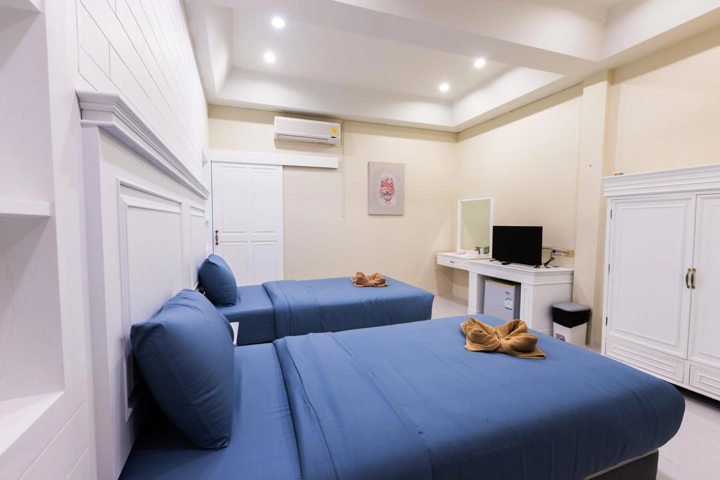 Photo of the whole room in Diamond Hill Resort