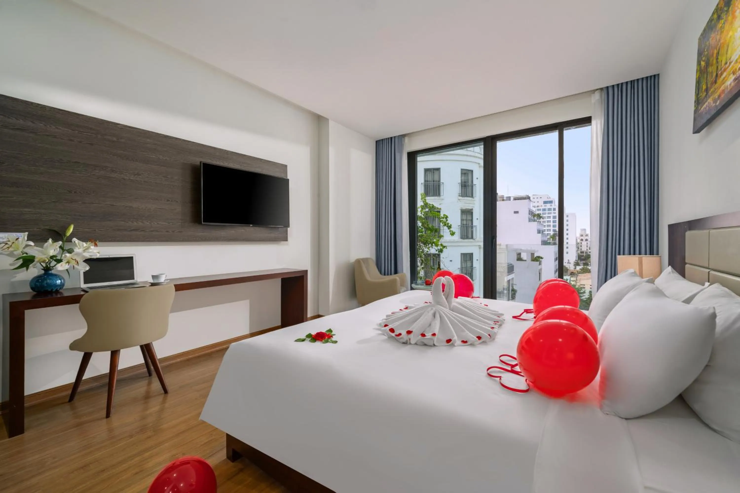 room service, Bed in Aria Grand Hotel & Spa