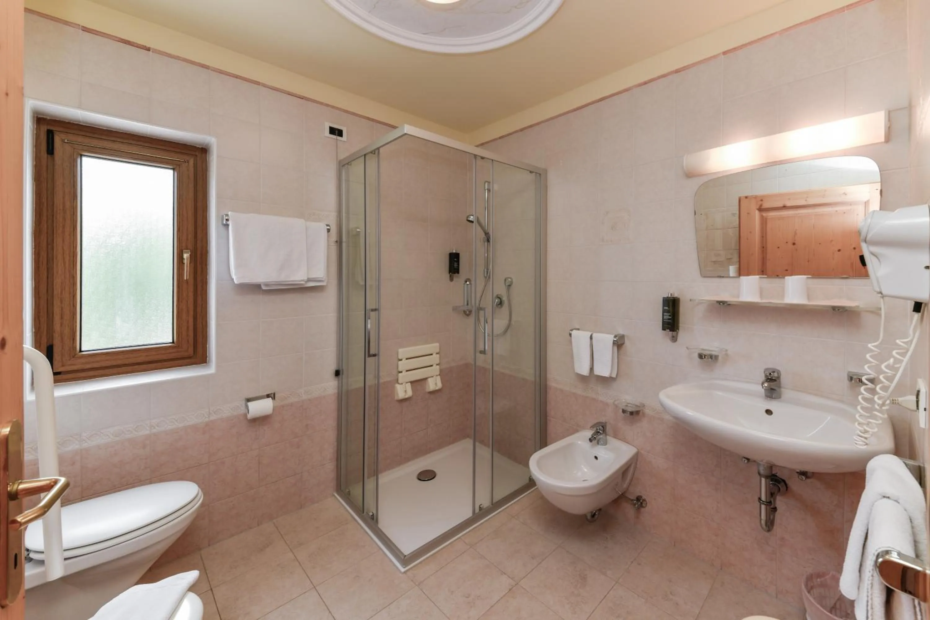 Shower in Hotel Brunella