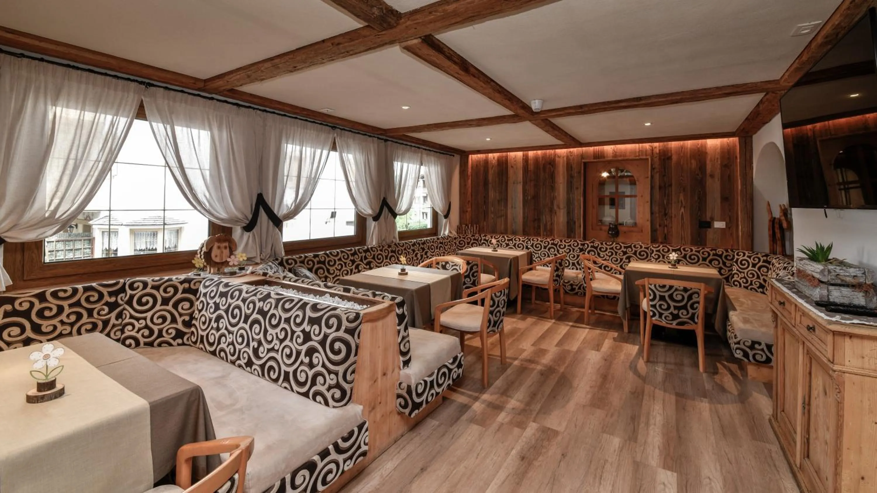 Communal lounge/ TV room in Hotel Brunella