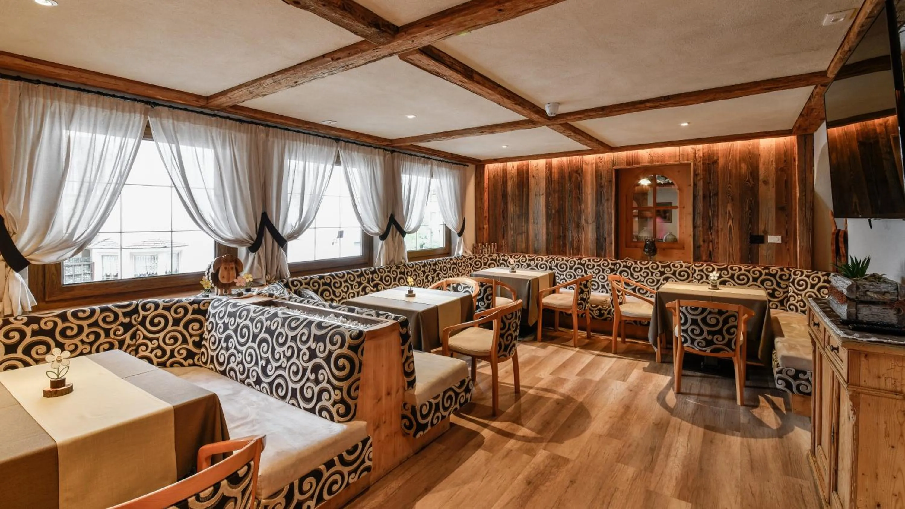 Communal lounge/ TV room in Hotel Brunella