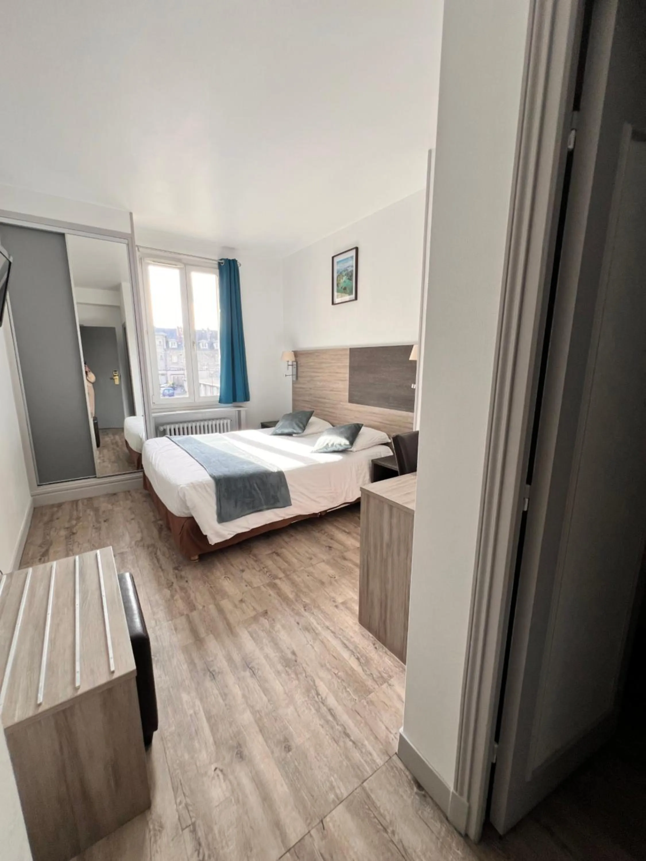 Bed in Logis - Hôtel du Nord et Restaurant La Table d'Elisa