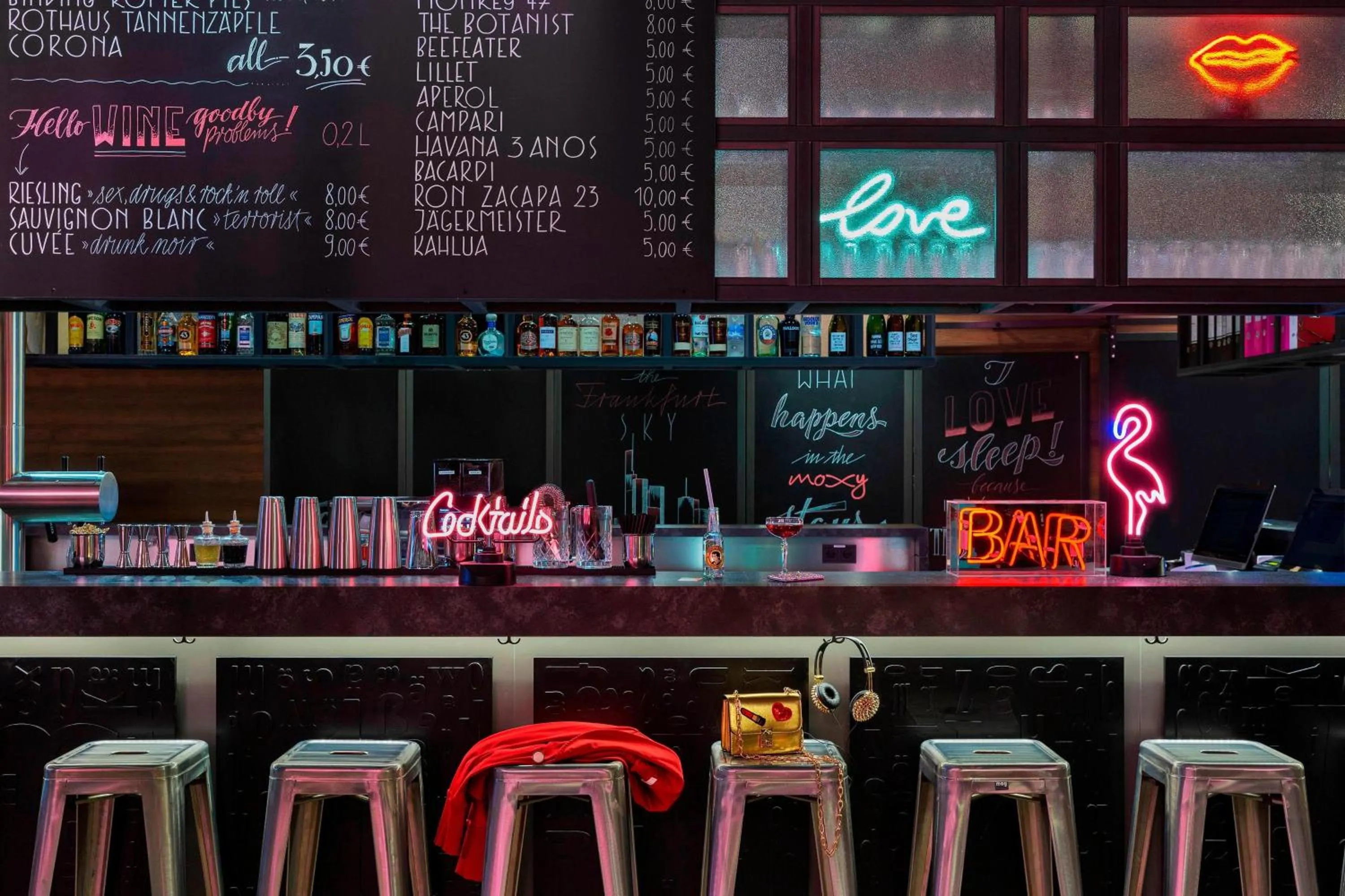 Lounge or bar in Moxy Frankfurt City Center