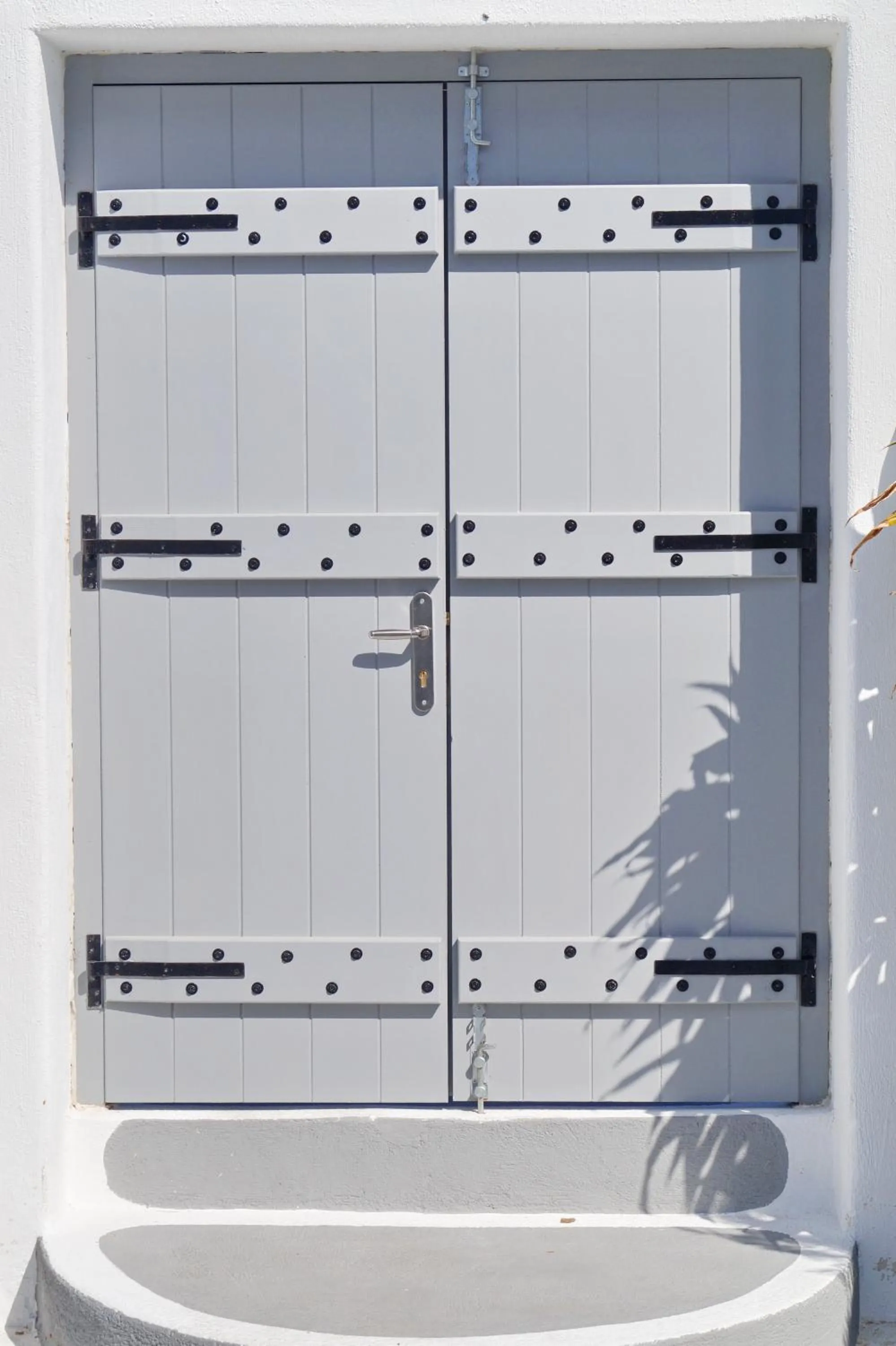 Facade/entrance in Cally Cave House