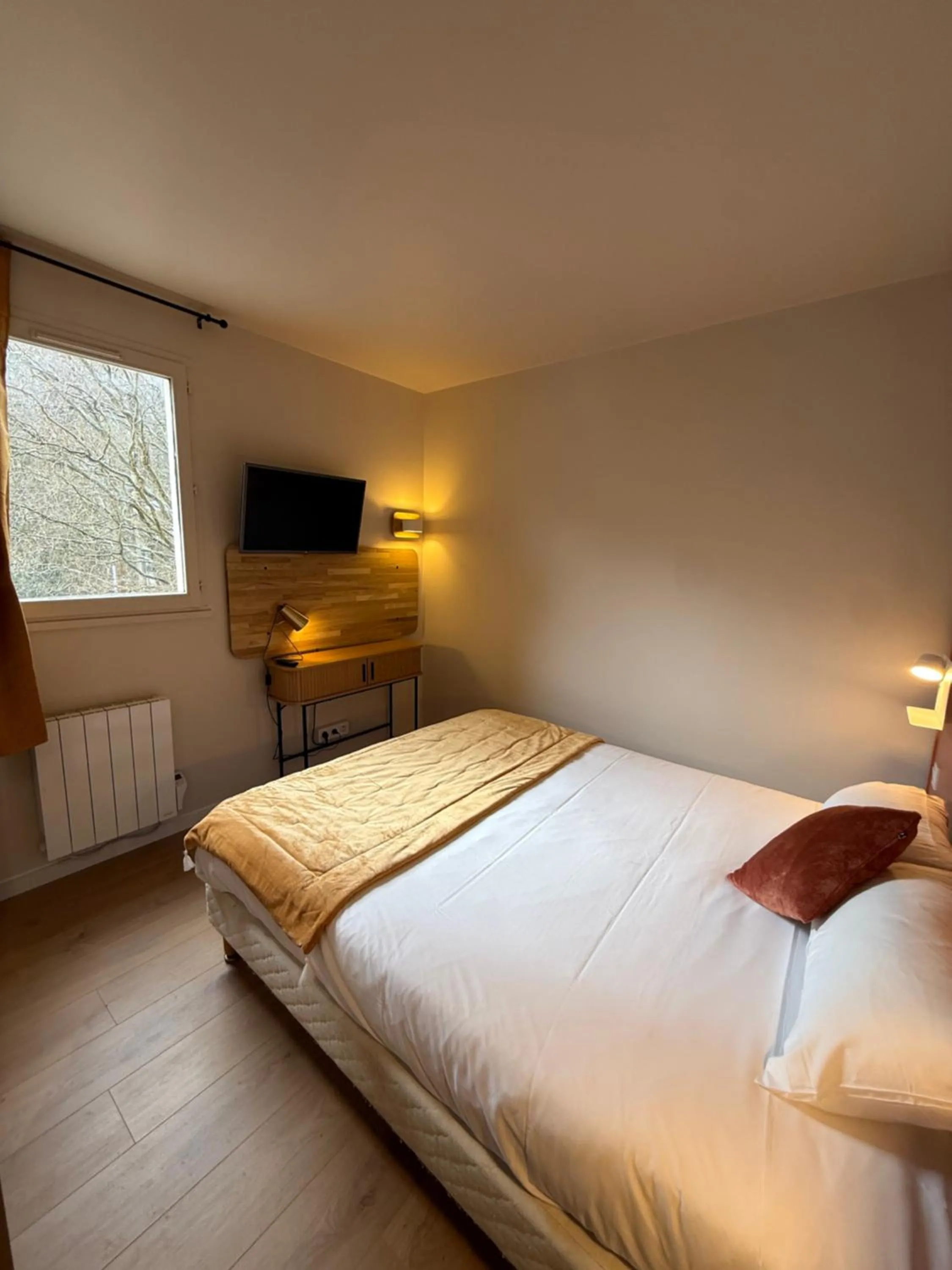 Bedroom, Bed in Logis Hôtel La Cascade - Lyon Nord