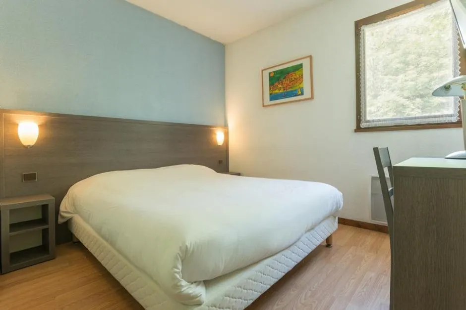 Day, Bed in Logis Hôtel La Cascade