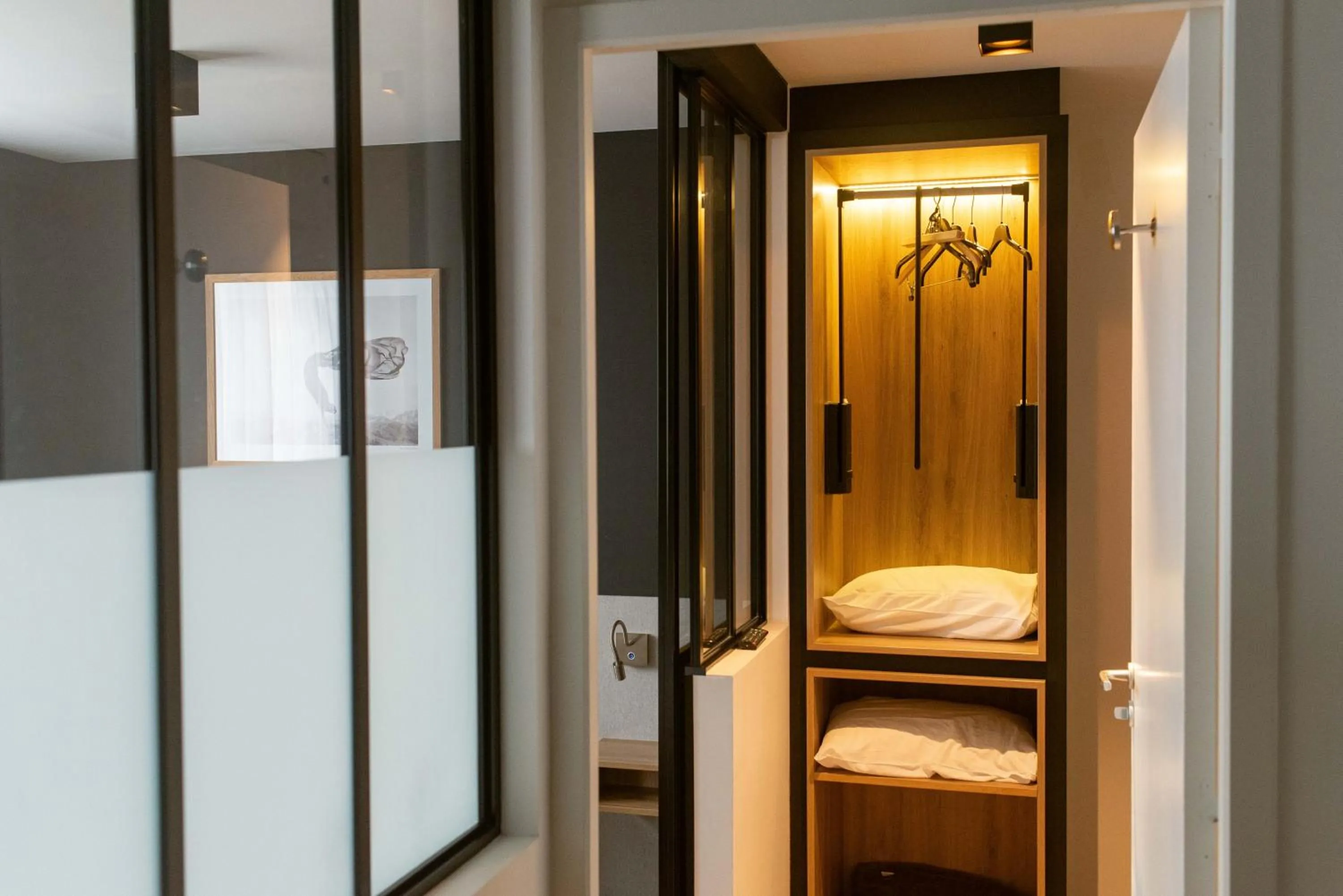 wardrobe, Bed in Les Voyageurs