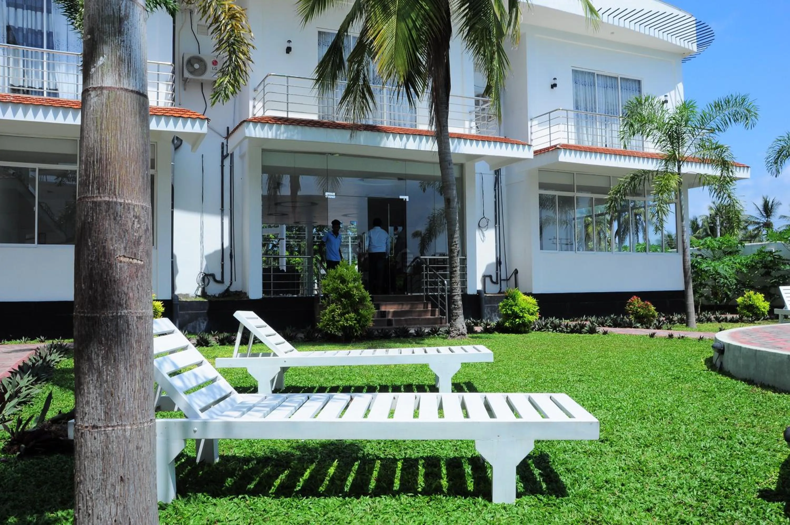 Facade/entrance in Sunstar Nilaveli