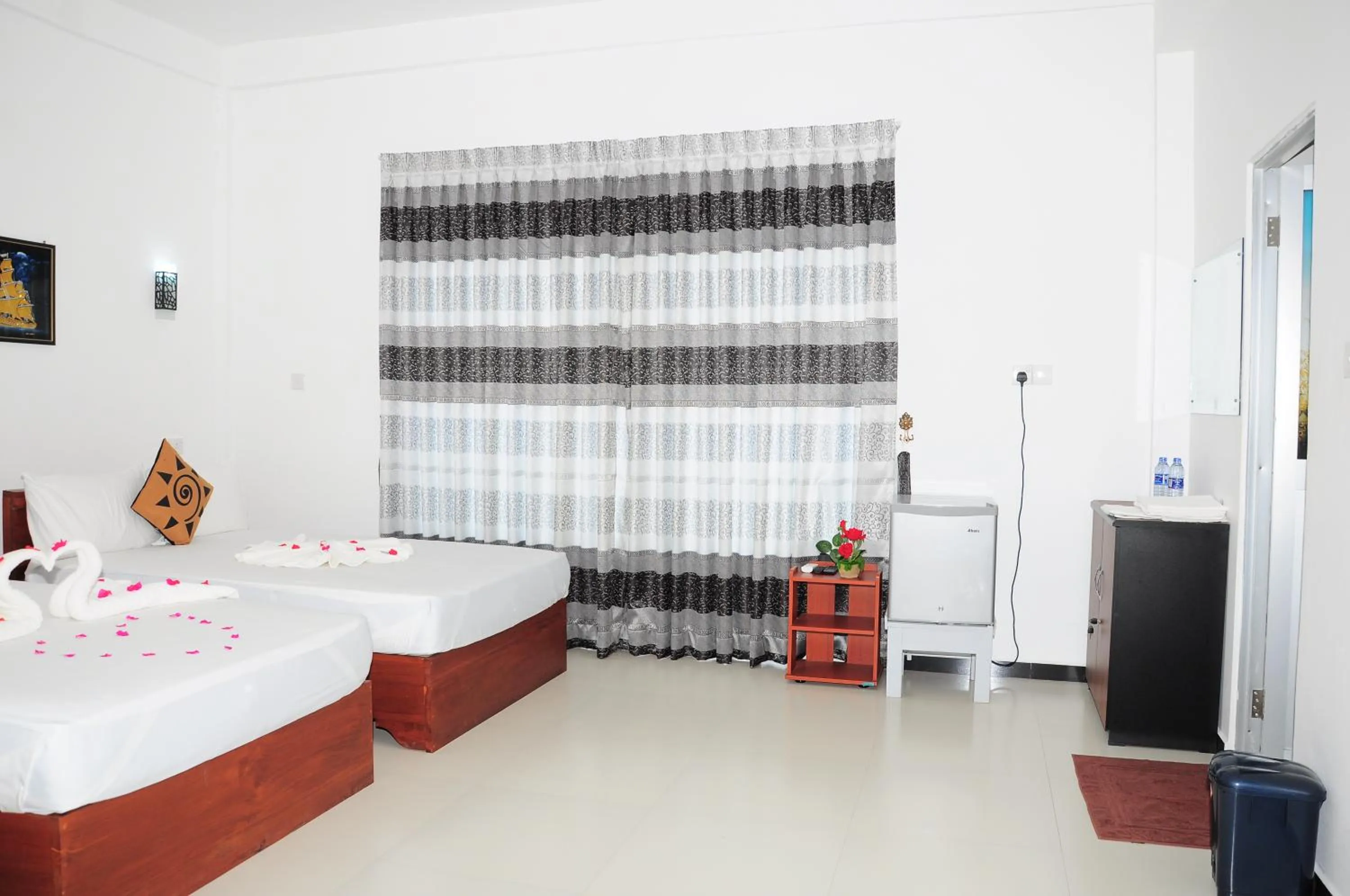 Communal lounge/ TV room, Bed in Sunstar Nilaveli