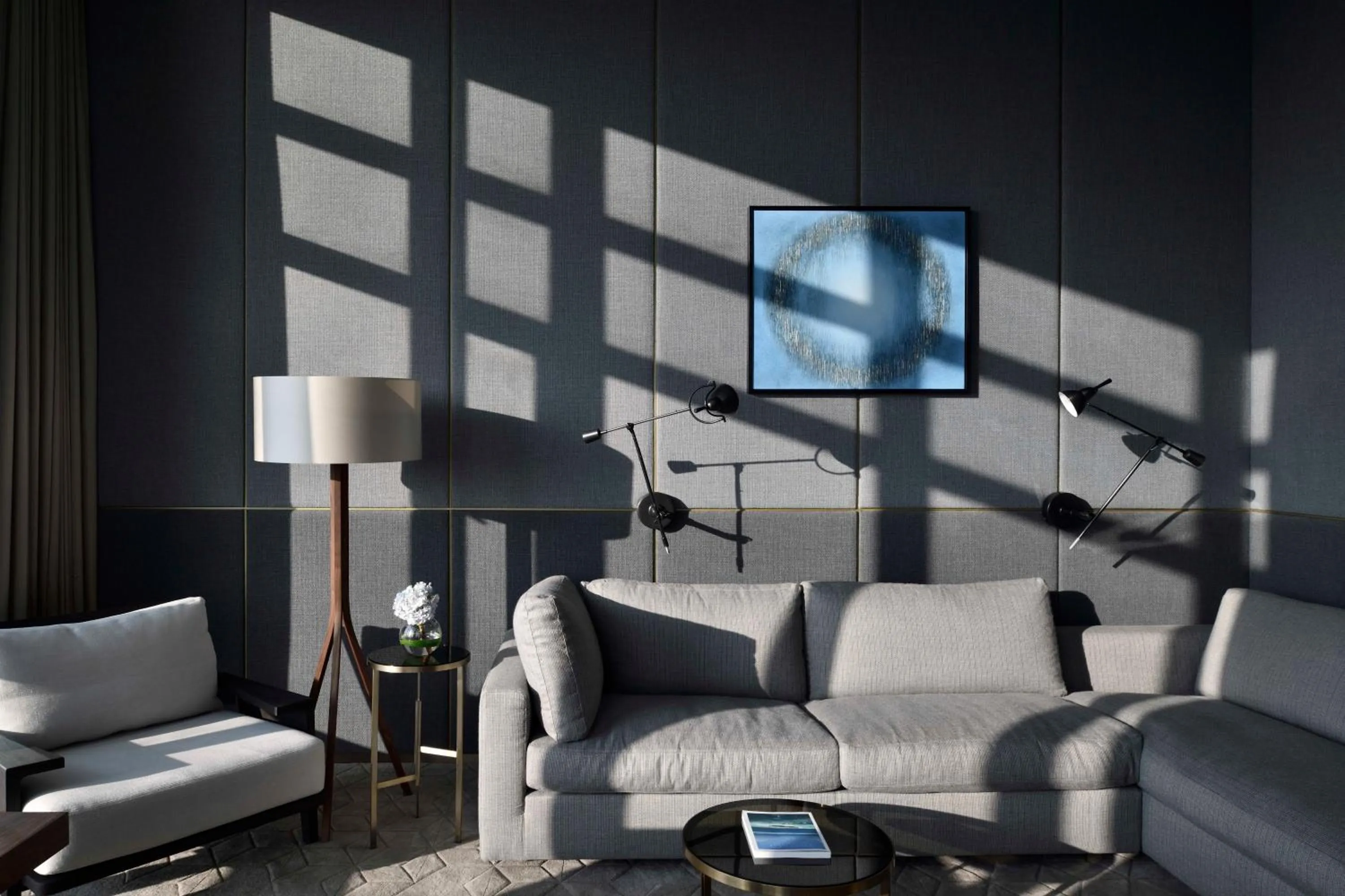 Lounge or bar in Four Seasons Hotel Bengaluru at Embassy ONE