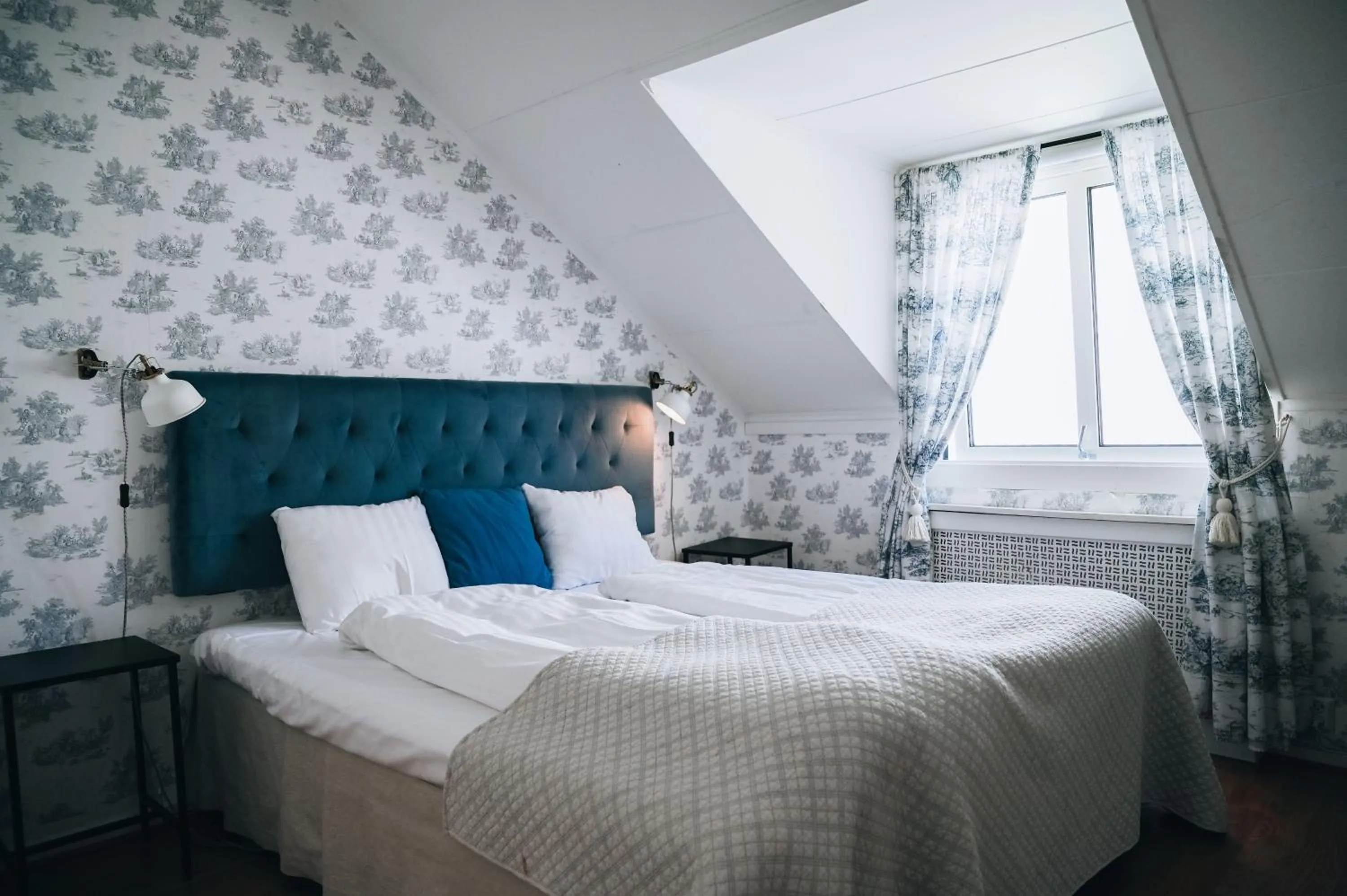 Bed in Nautic Hotell