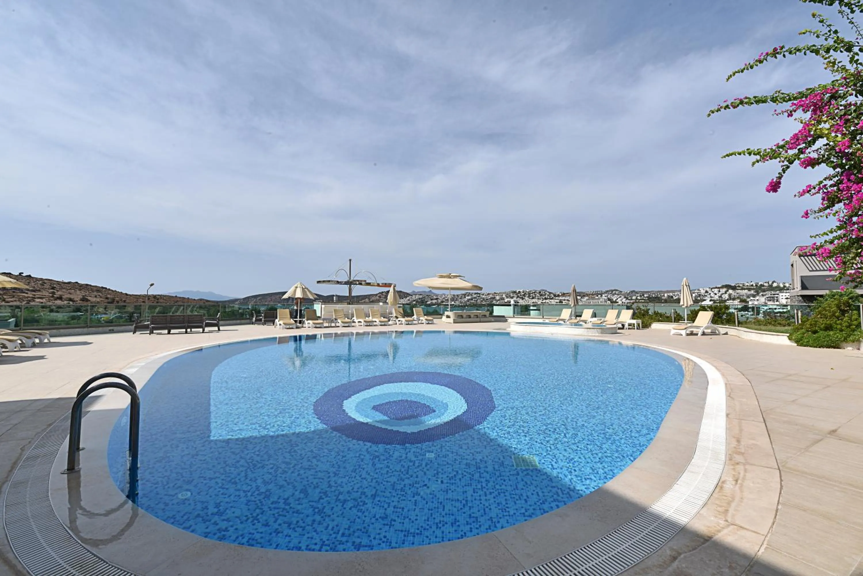 Swimming pool in Royal Palm Residence