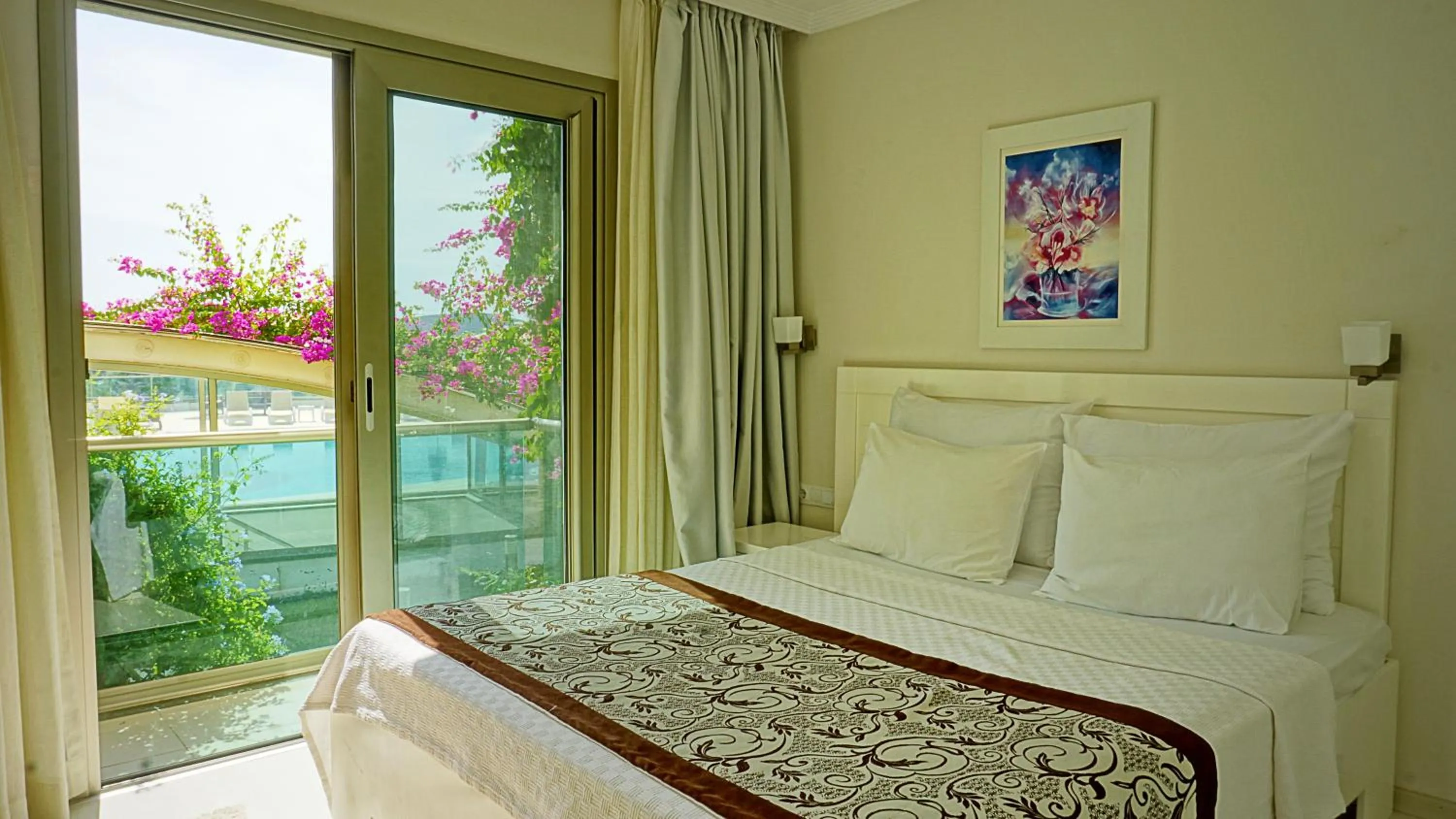 Bedroom, Bed in Royal Palm Residence