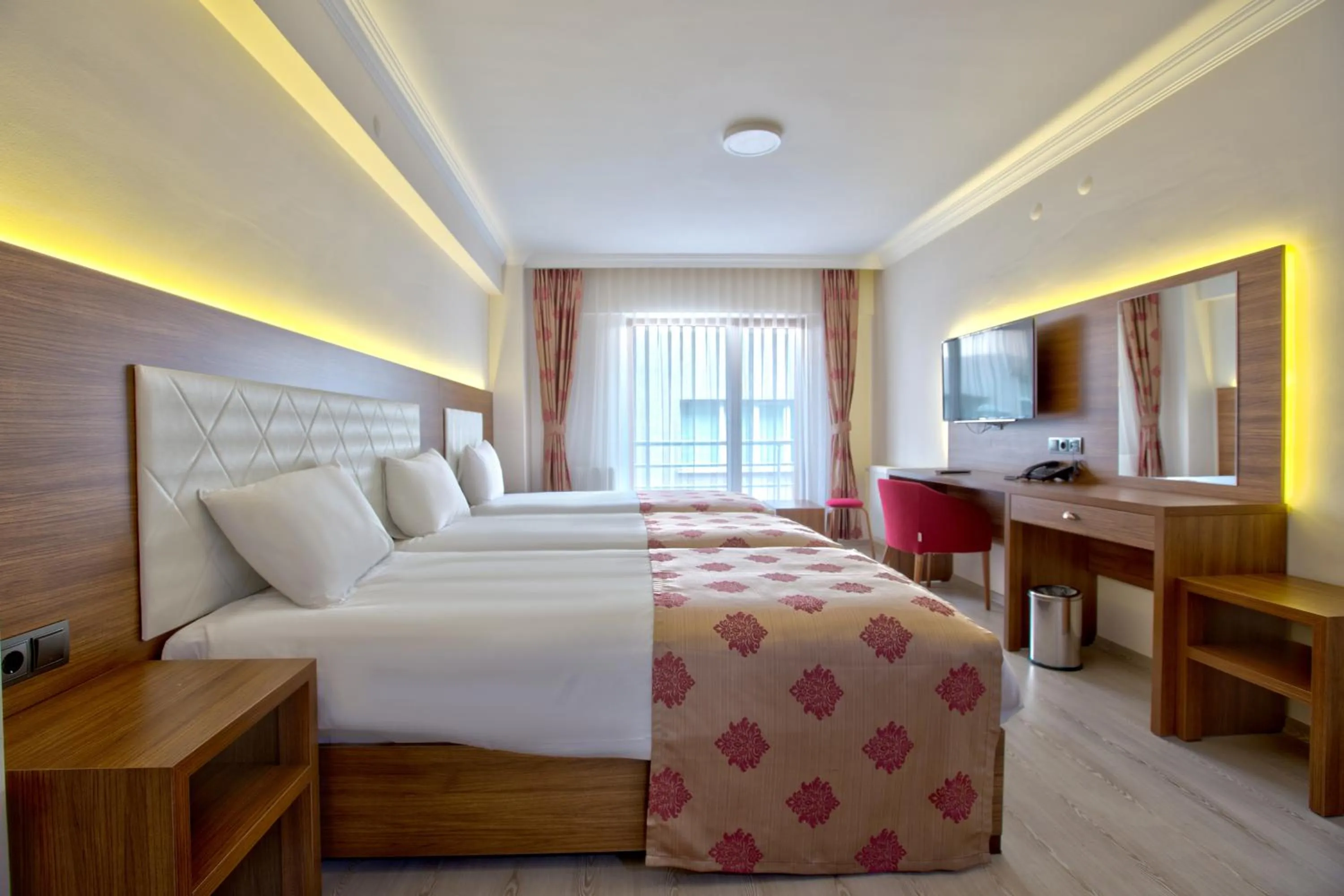 Photo of the whole room, Bed in Bolu Suit Otel