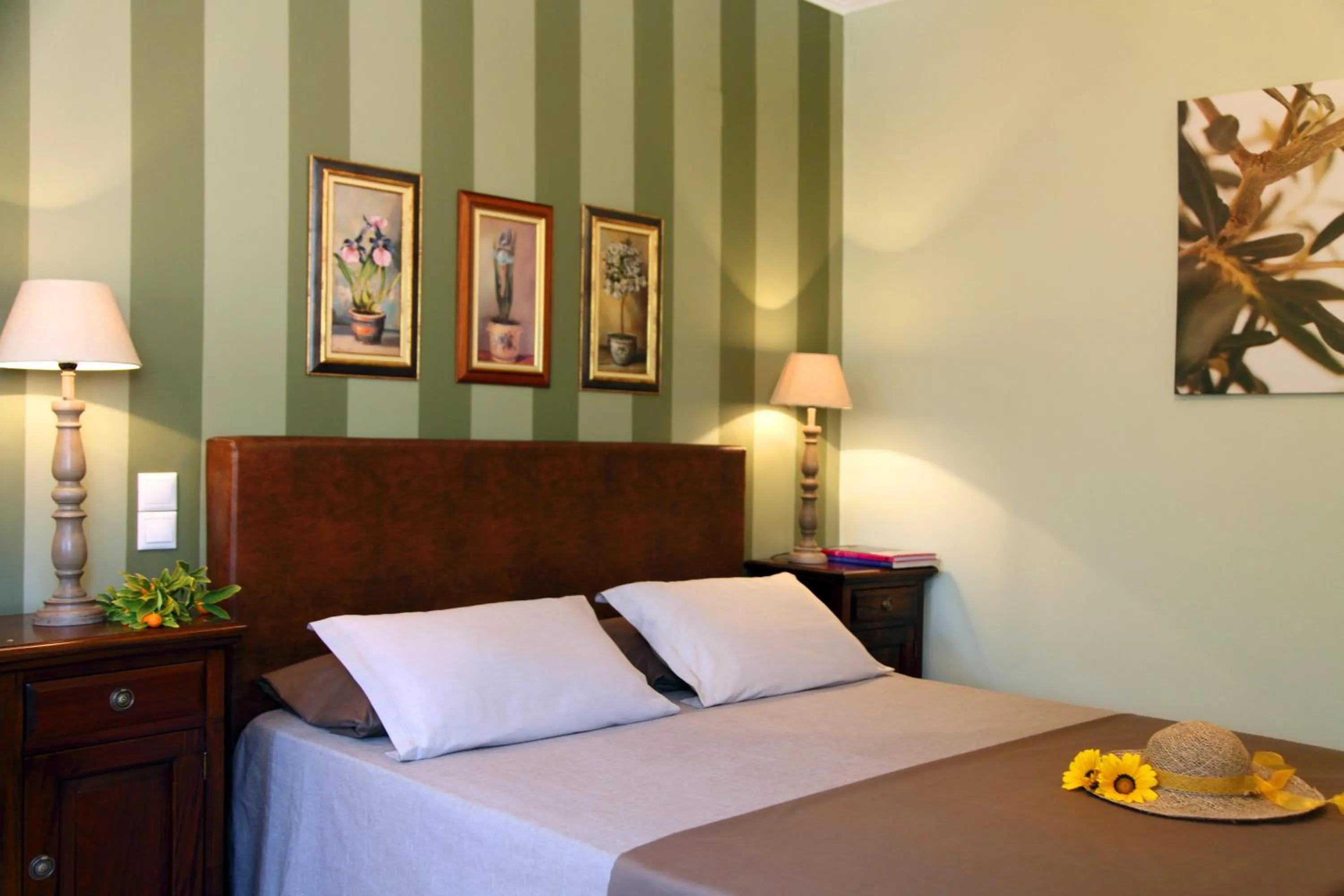 Photo of the whole room, Bed in Anthias Garden