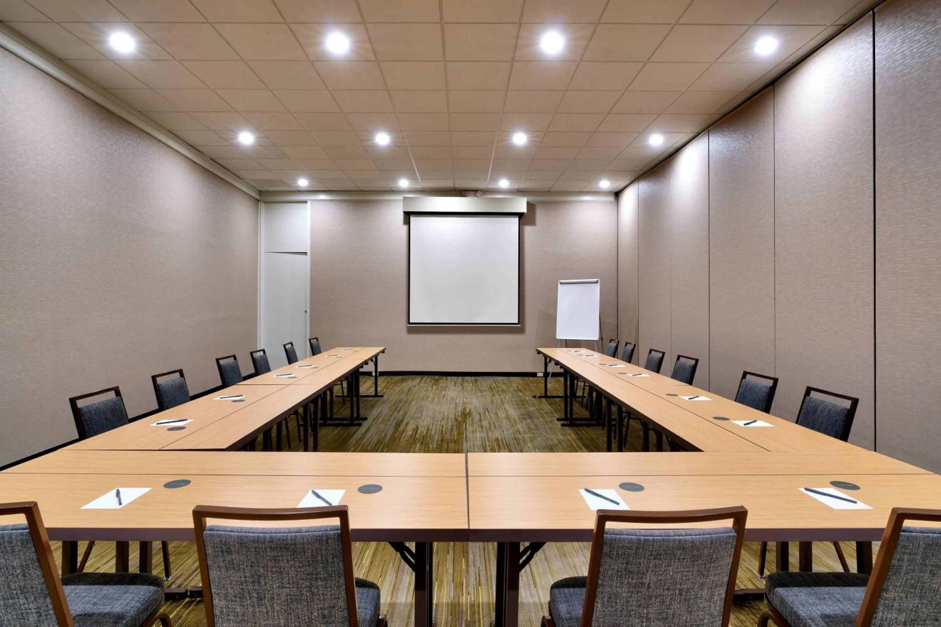 Meeting/conference room in Courtyard by Marriott Charlotte Airport LoSo