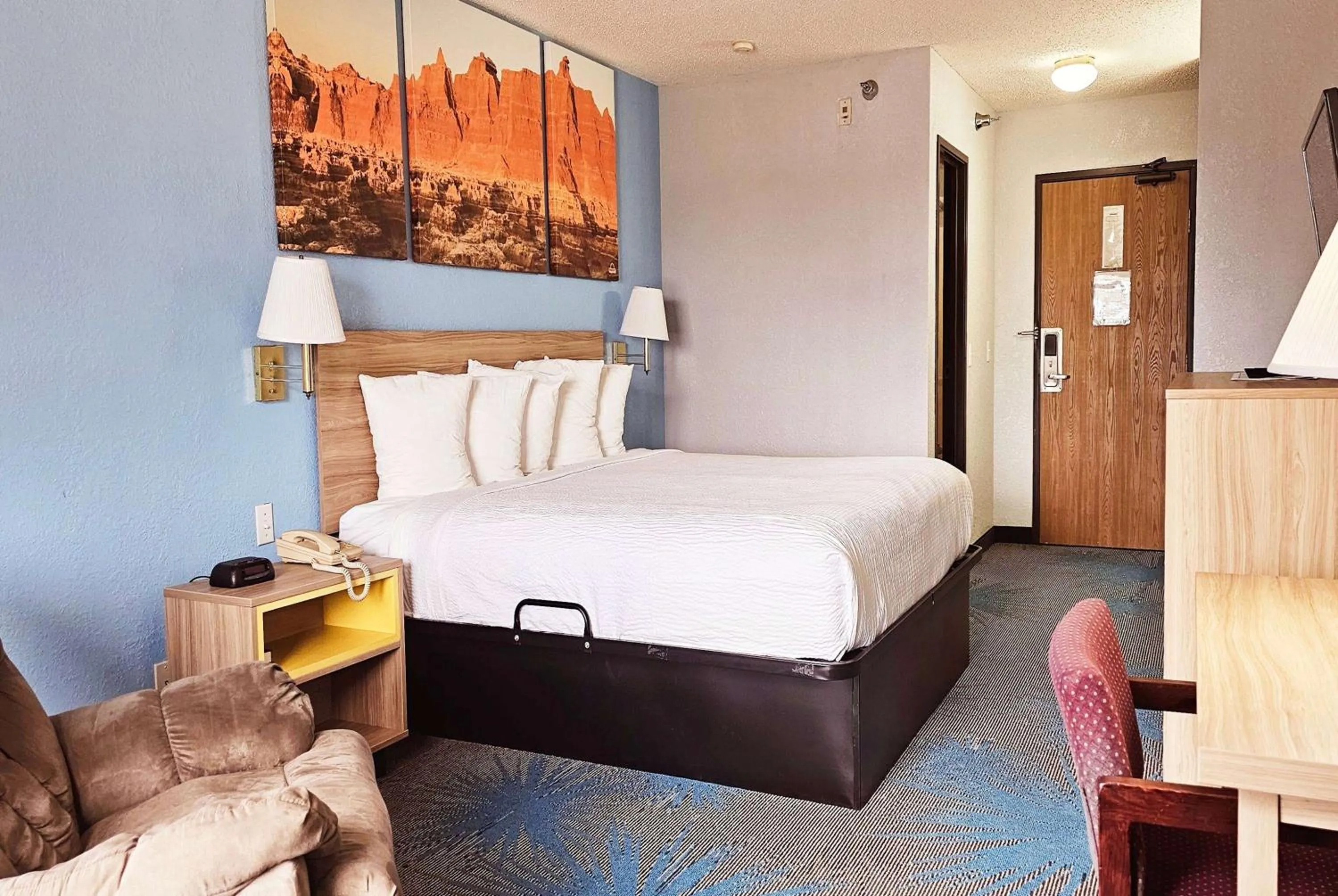 Photo of the whole room, Bed in Days Inn by Wyndham Ozark Springfield