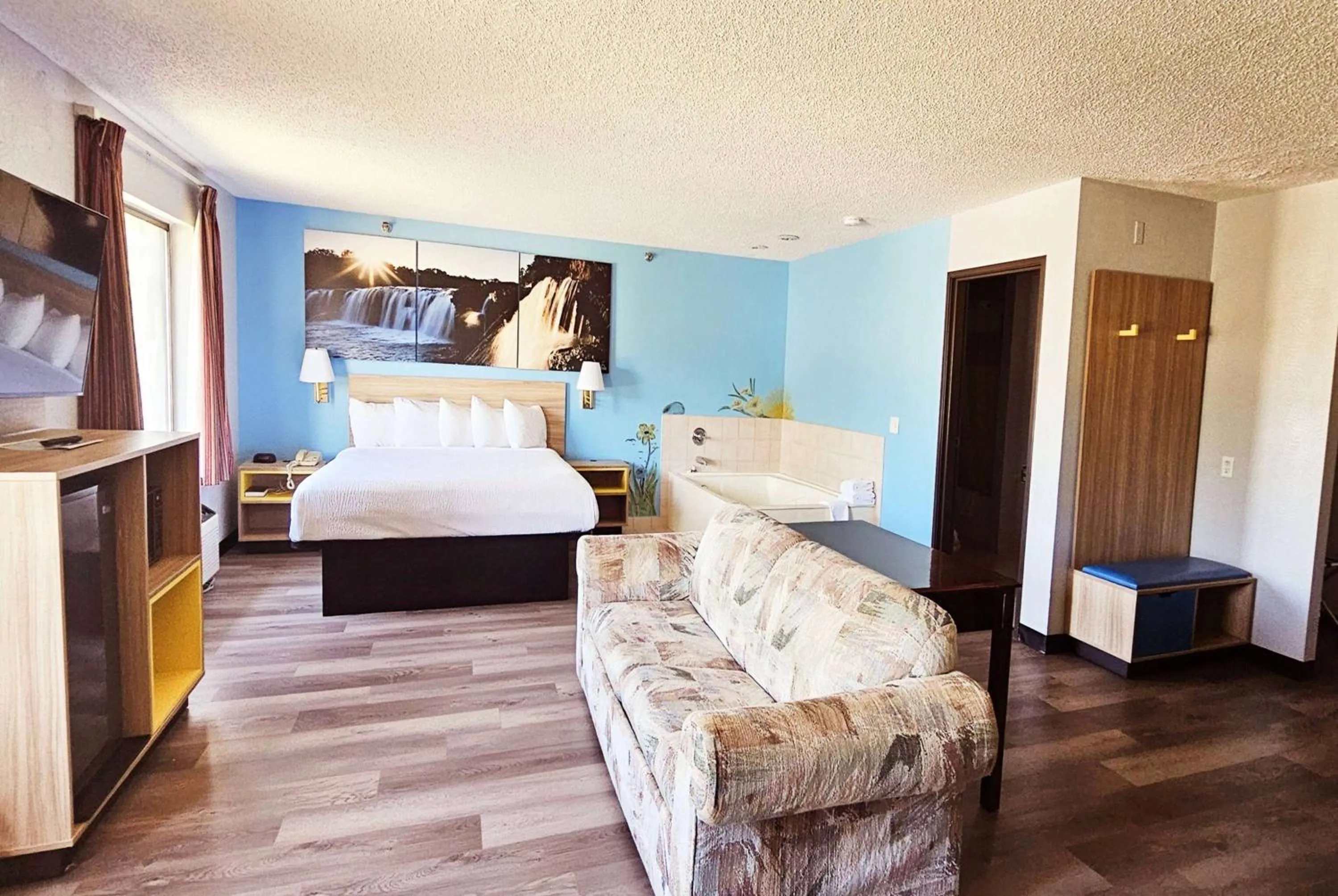 Photo of the whole room, Bed in Days Inn by Wyndham Ozark Springfield