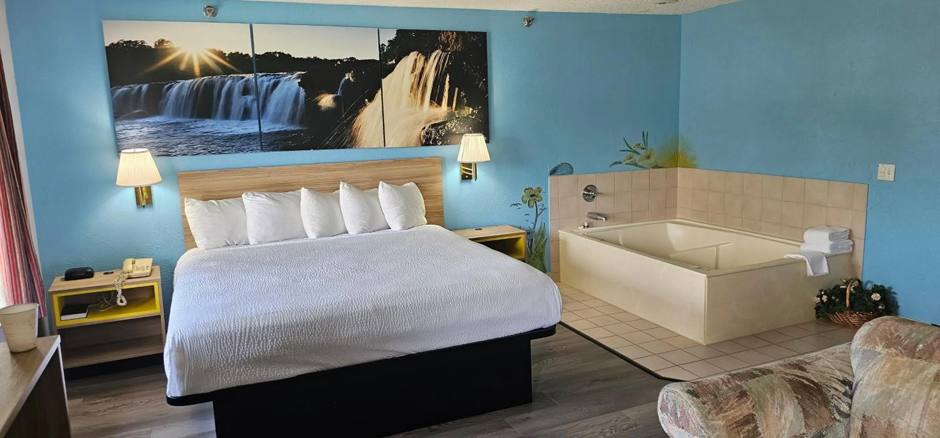 Bed in Days Inn by Wyndham Ozark Springfield