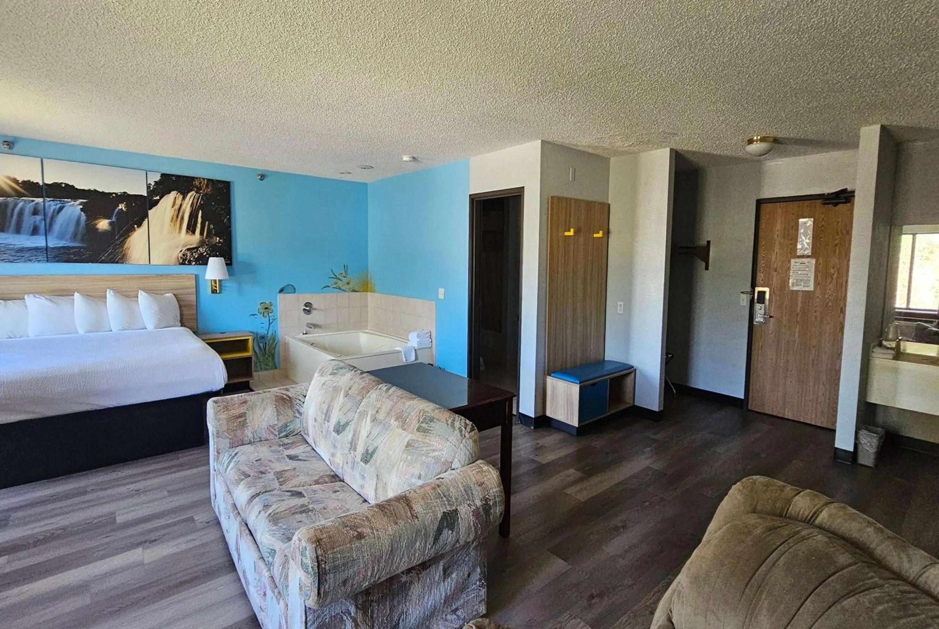 Photo of the whole room, Bed in Days Inn by Wyndham Ozark Springfield