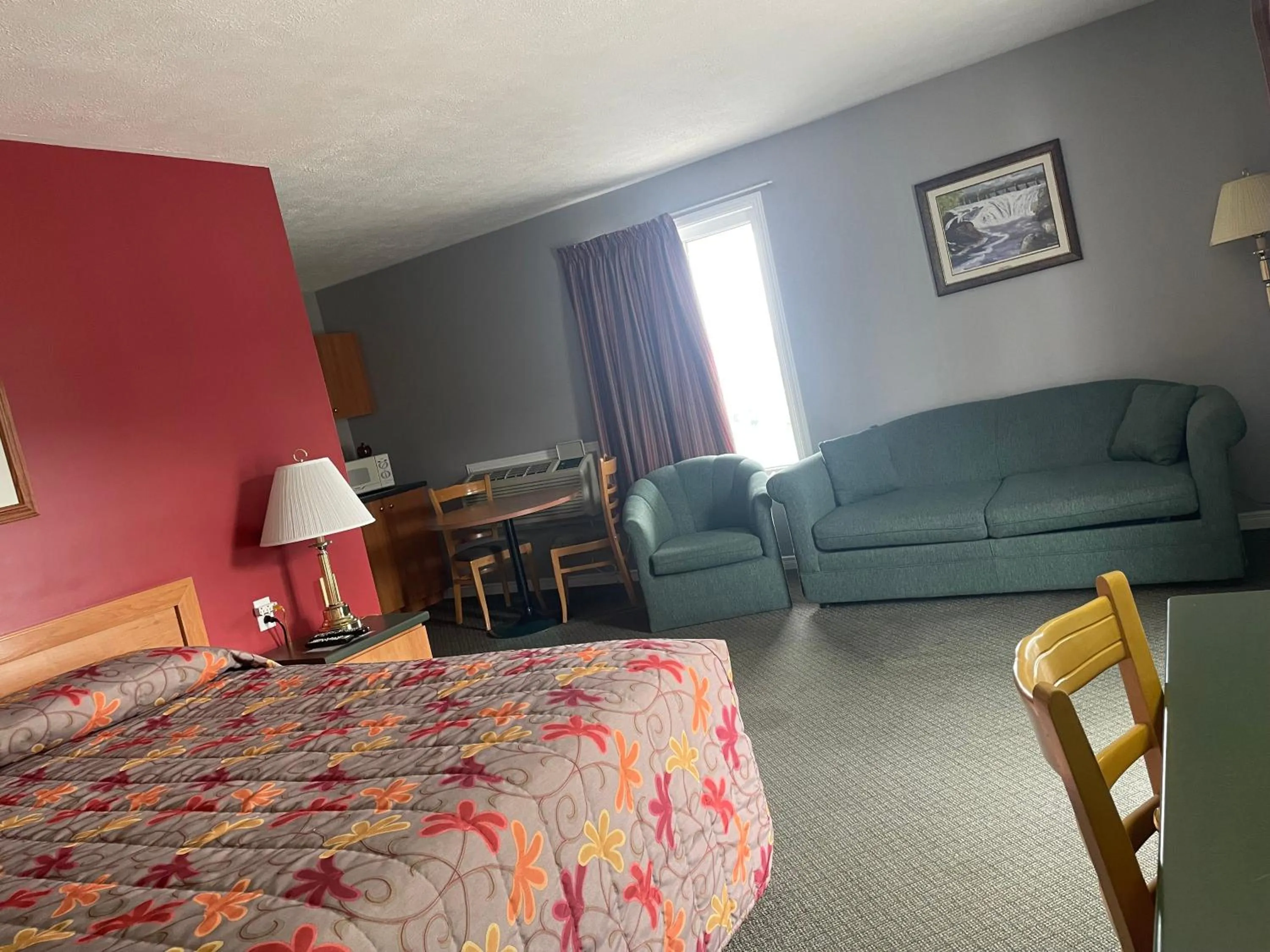 TV and multimedia, Bed in Hilltop Motel & Restaurant