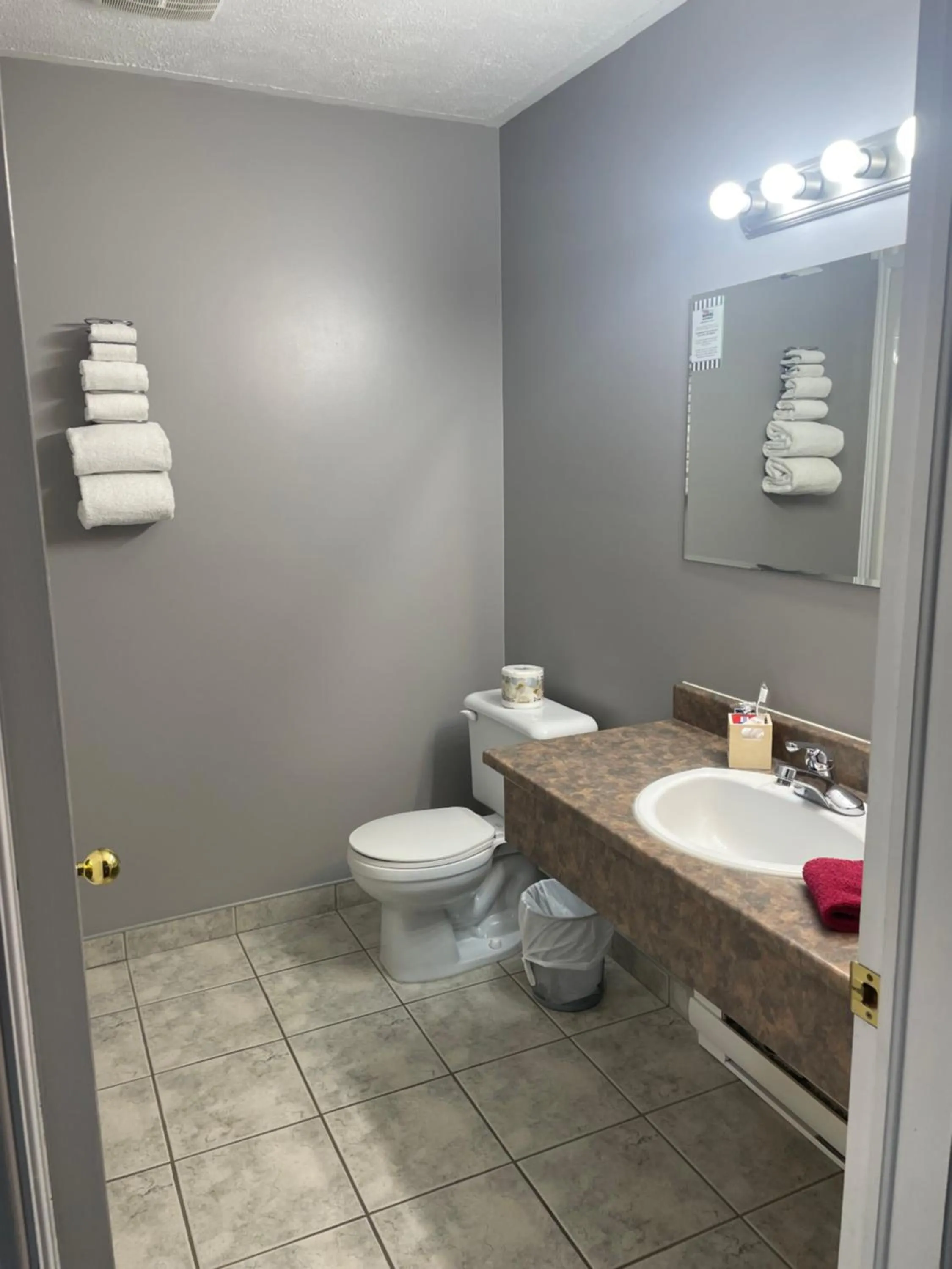 Shower in Hilltop Motel & Restaurant