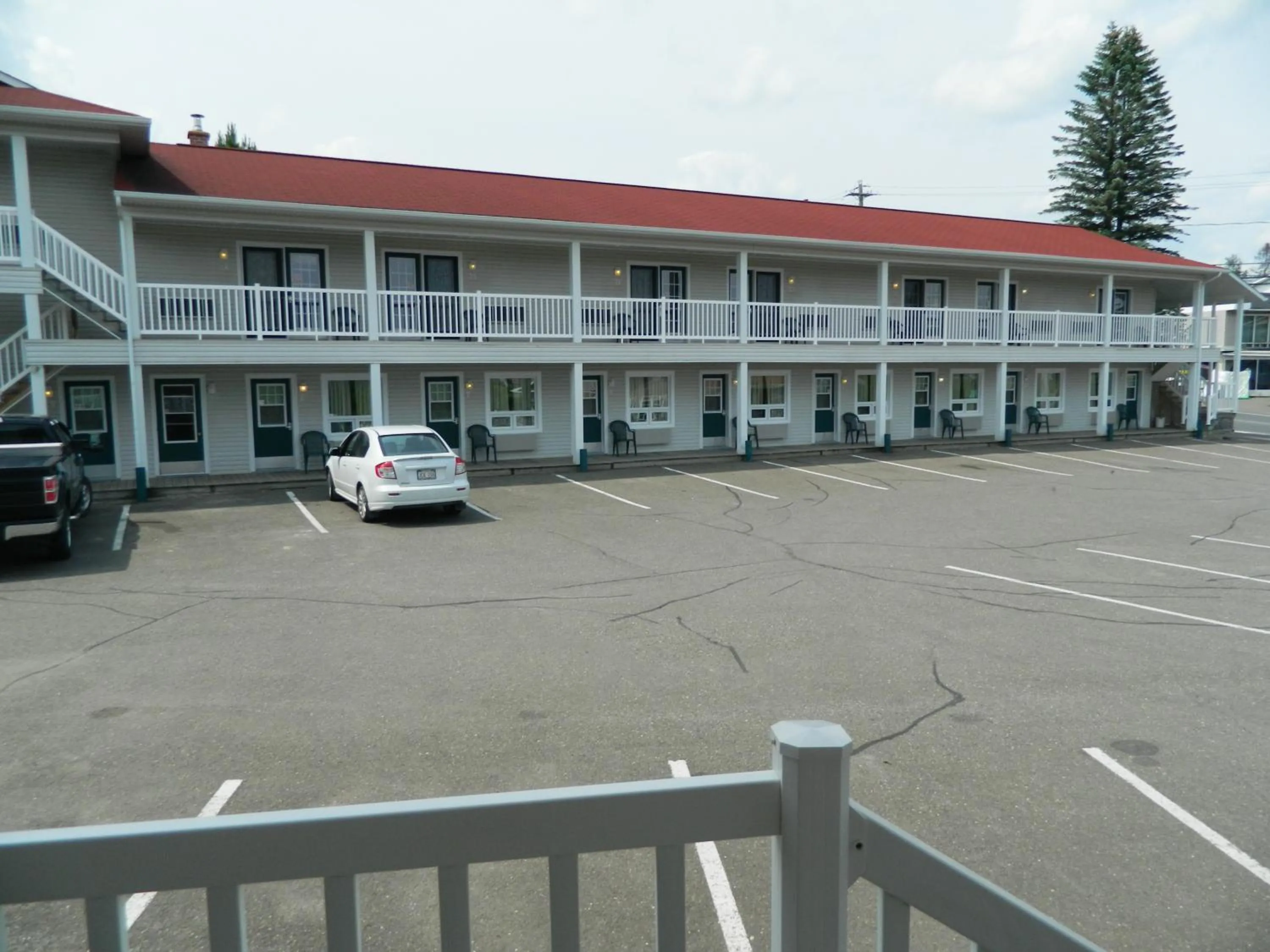 Property building in Hilltop Motel & Restaurant