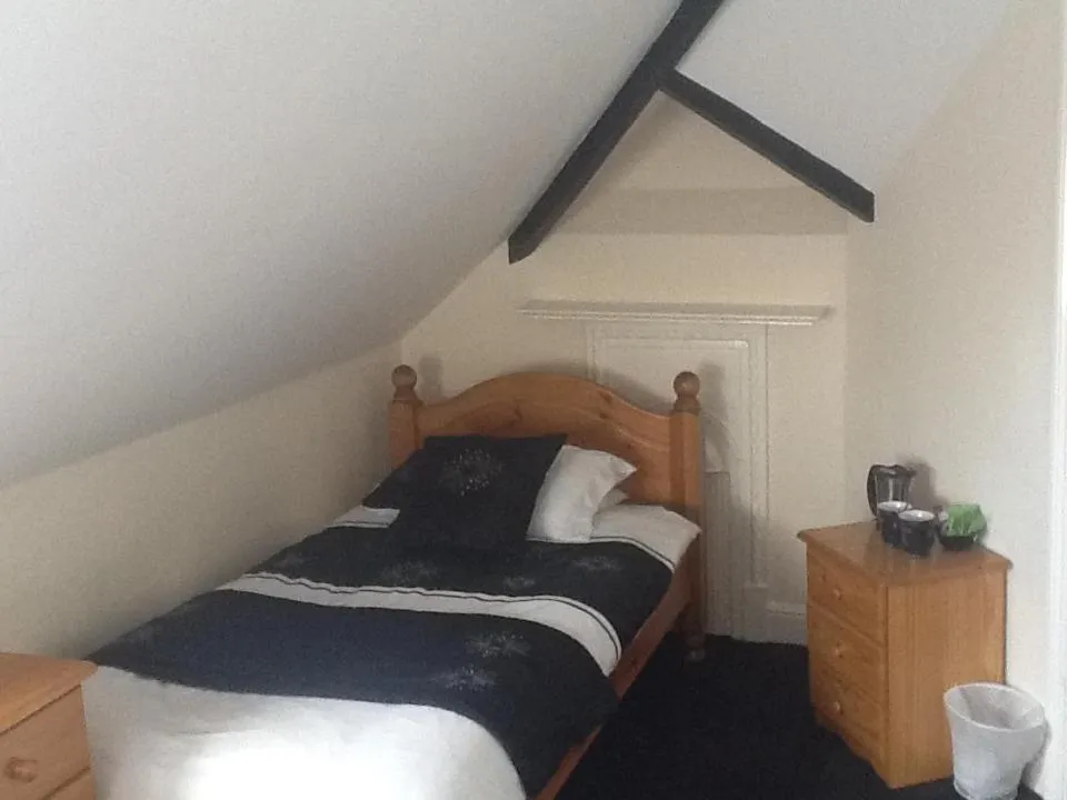 Photo of the whole room, Bed in George & Dragon