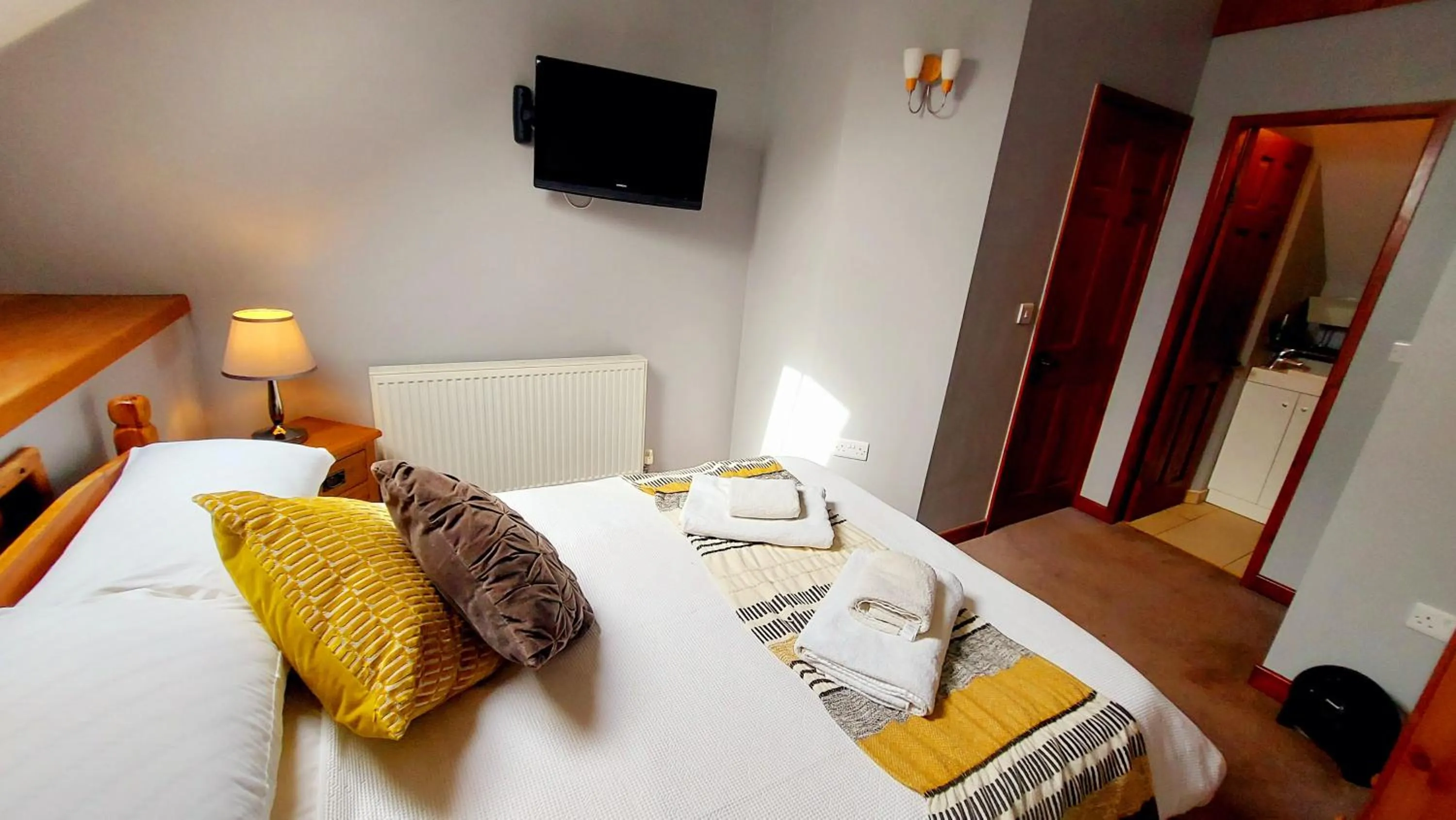 Communal lounge/ TV room, Bed in Dolgun Uchaf Historic B&B and Cottages in Snowdonia