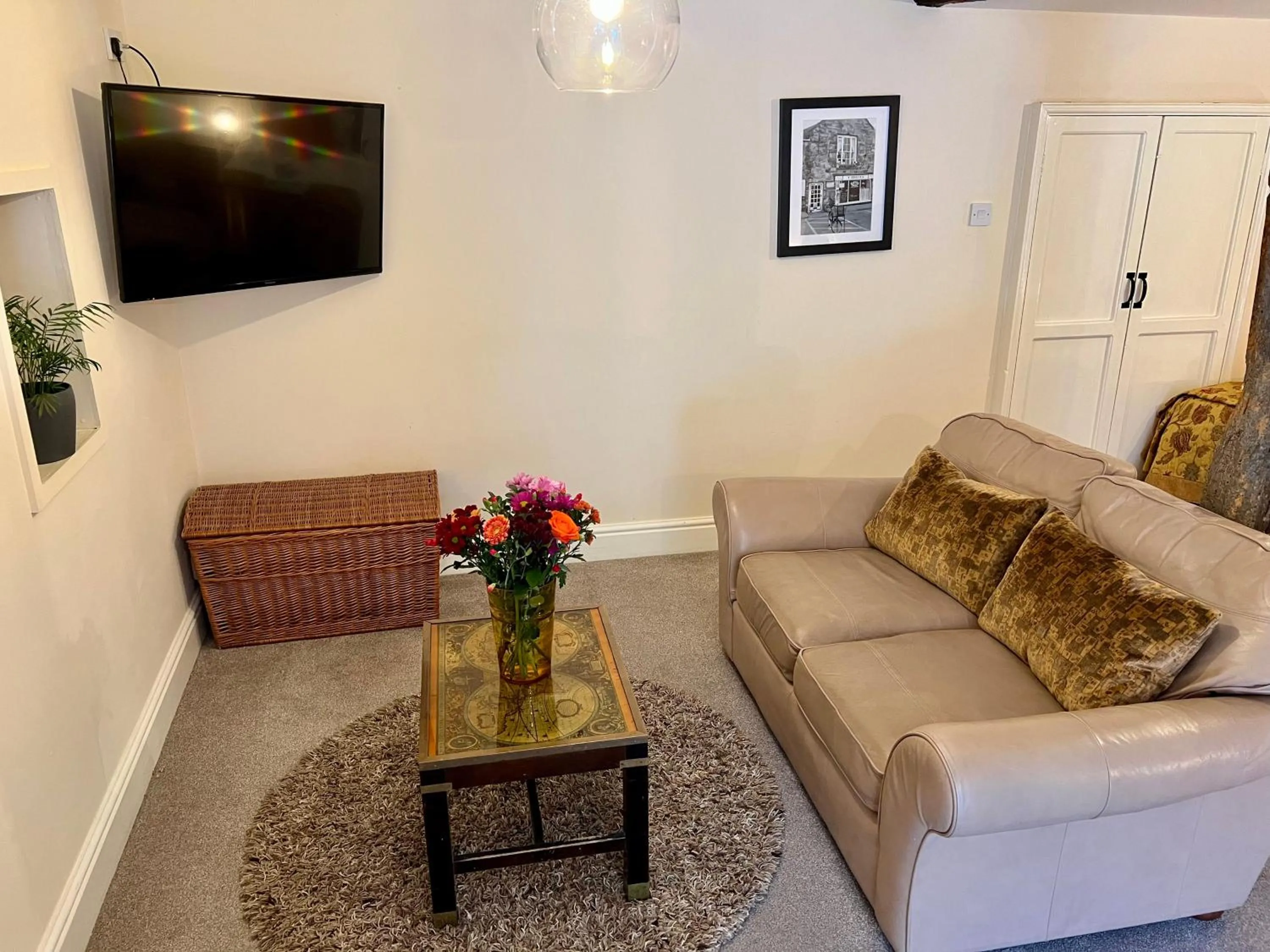 TV and multimedia in Dolgun Uchaf Historic B&B and Cottages in Snowdonia
