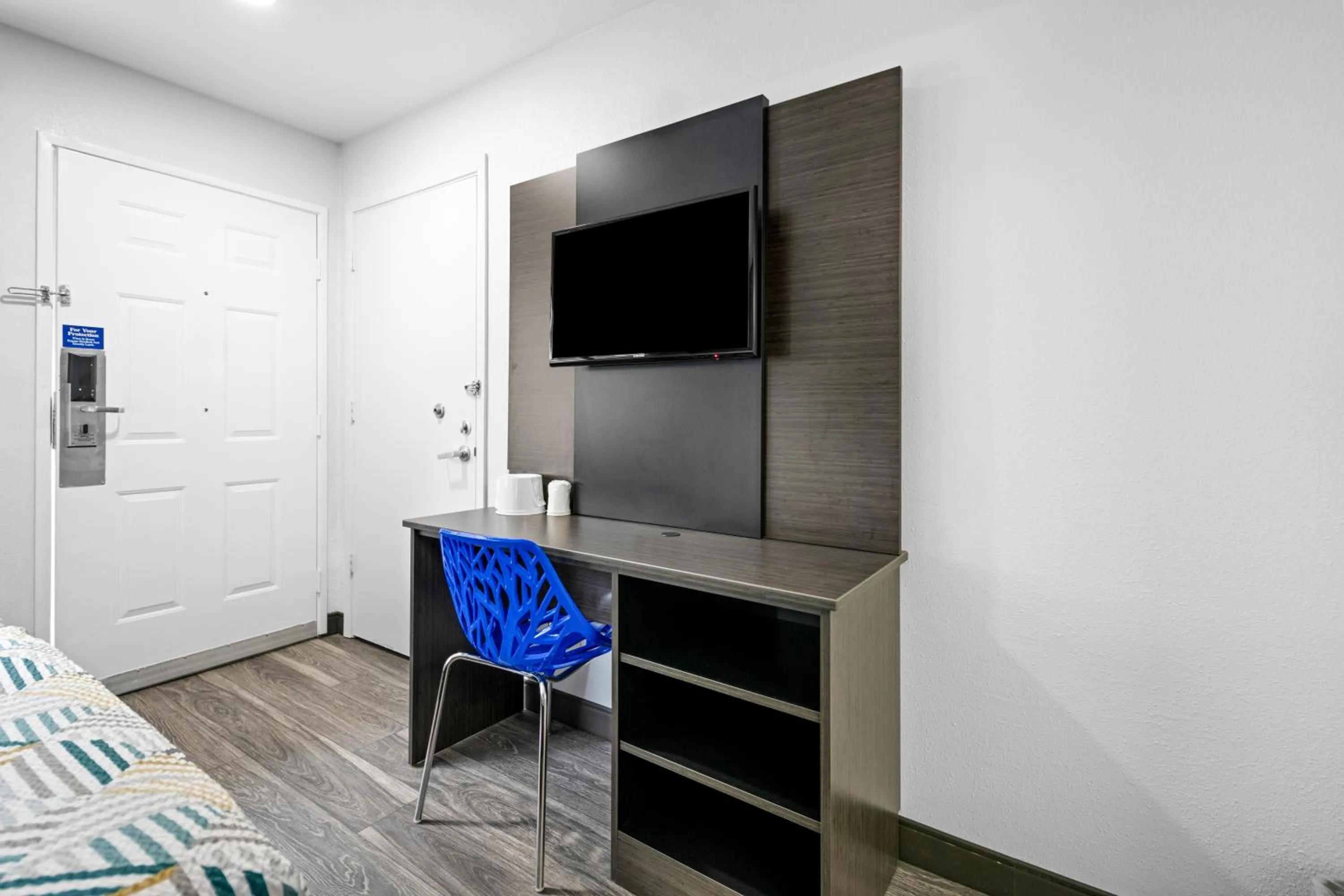 TV and multimedia, Bed in Motel 6-Monterey, CA