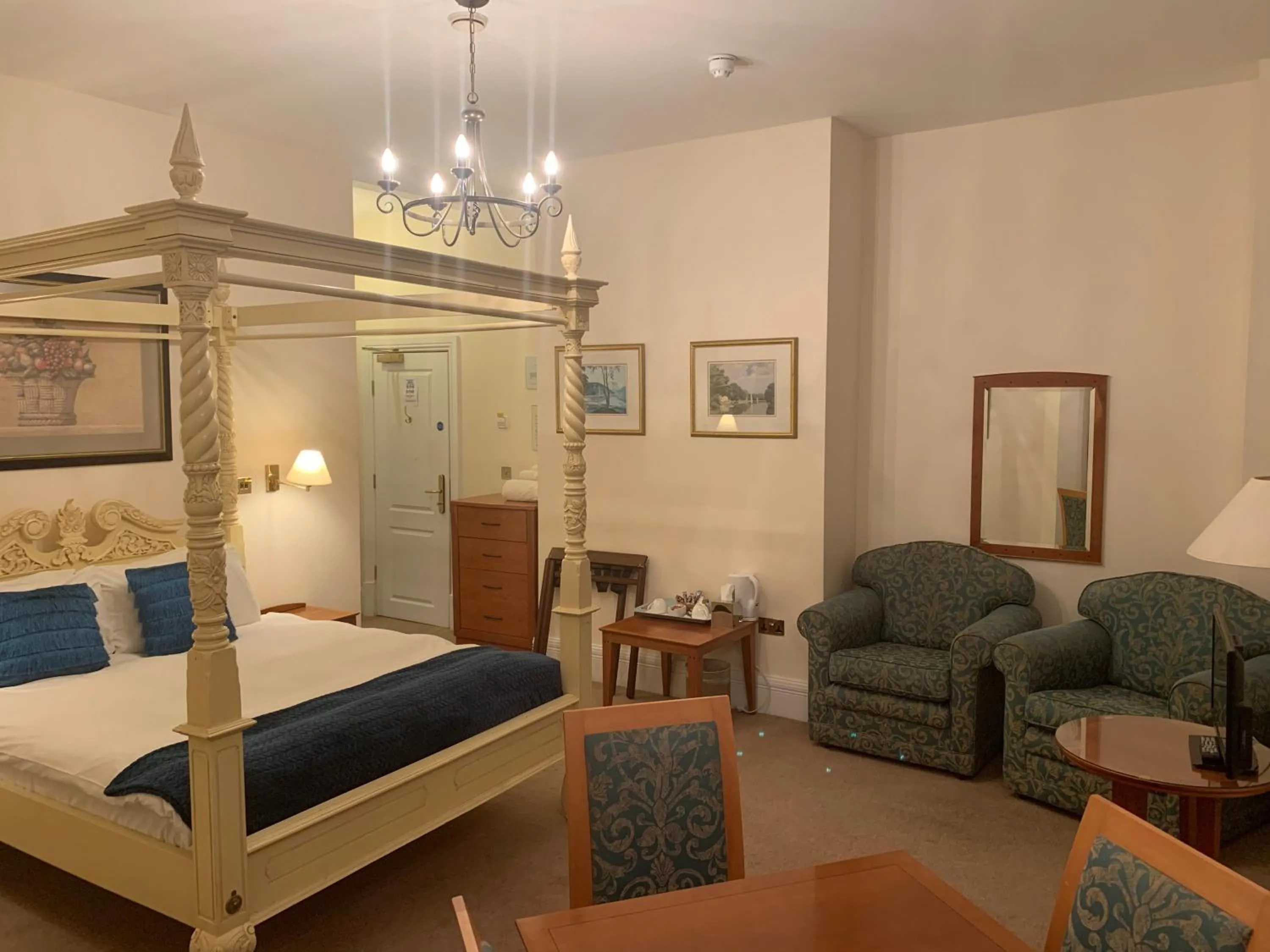 Photo of the whole room, Bed in The Waterloo Hotel & Bistro