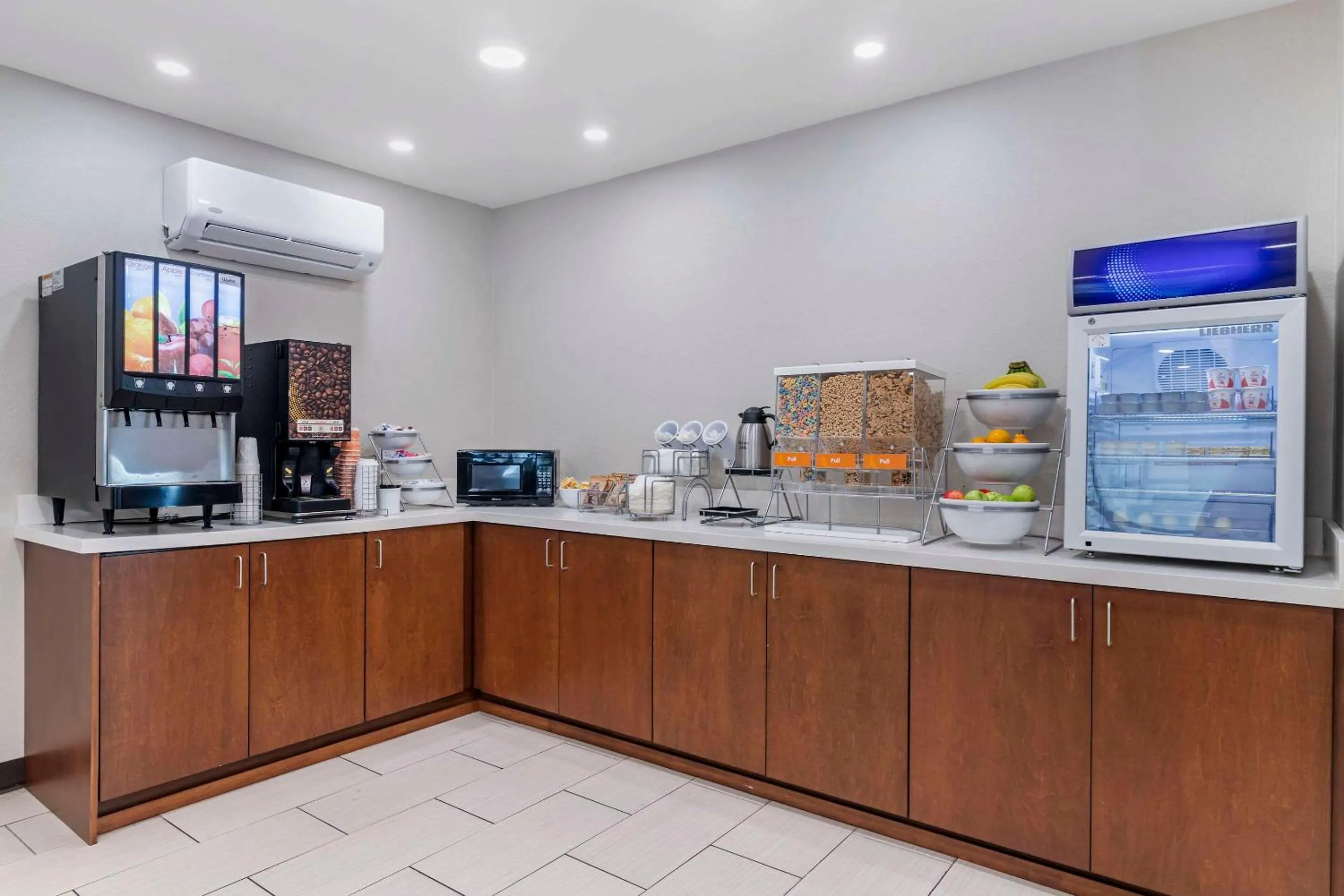 Coffee/tea facilities in Comfort Inn & Suites Brunswick I-95