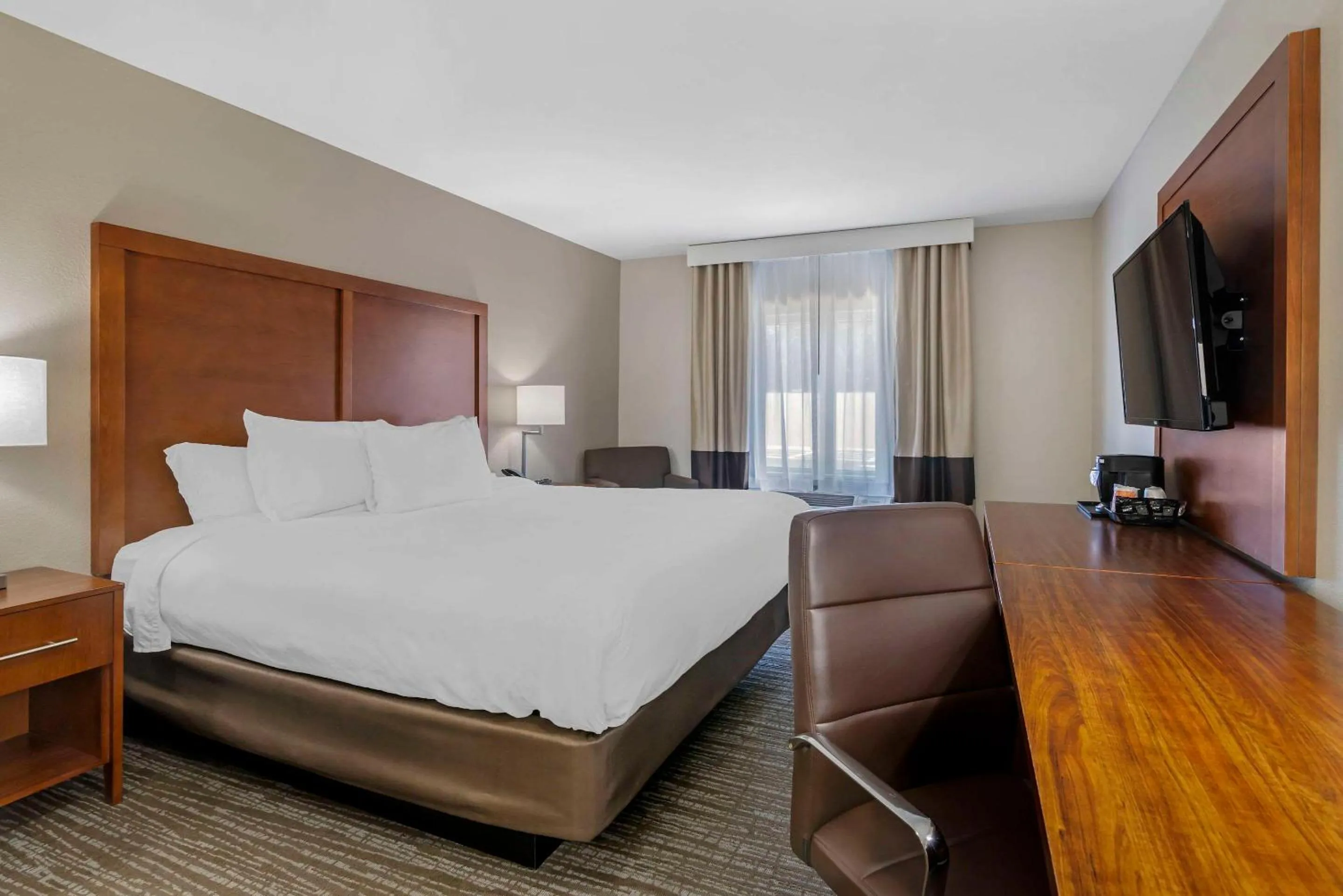 Photo of the whole room, Bed in Comfort Inn & Suites Brunswick I-95