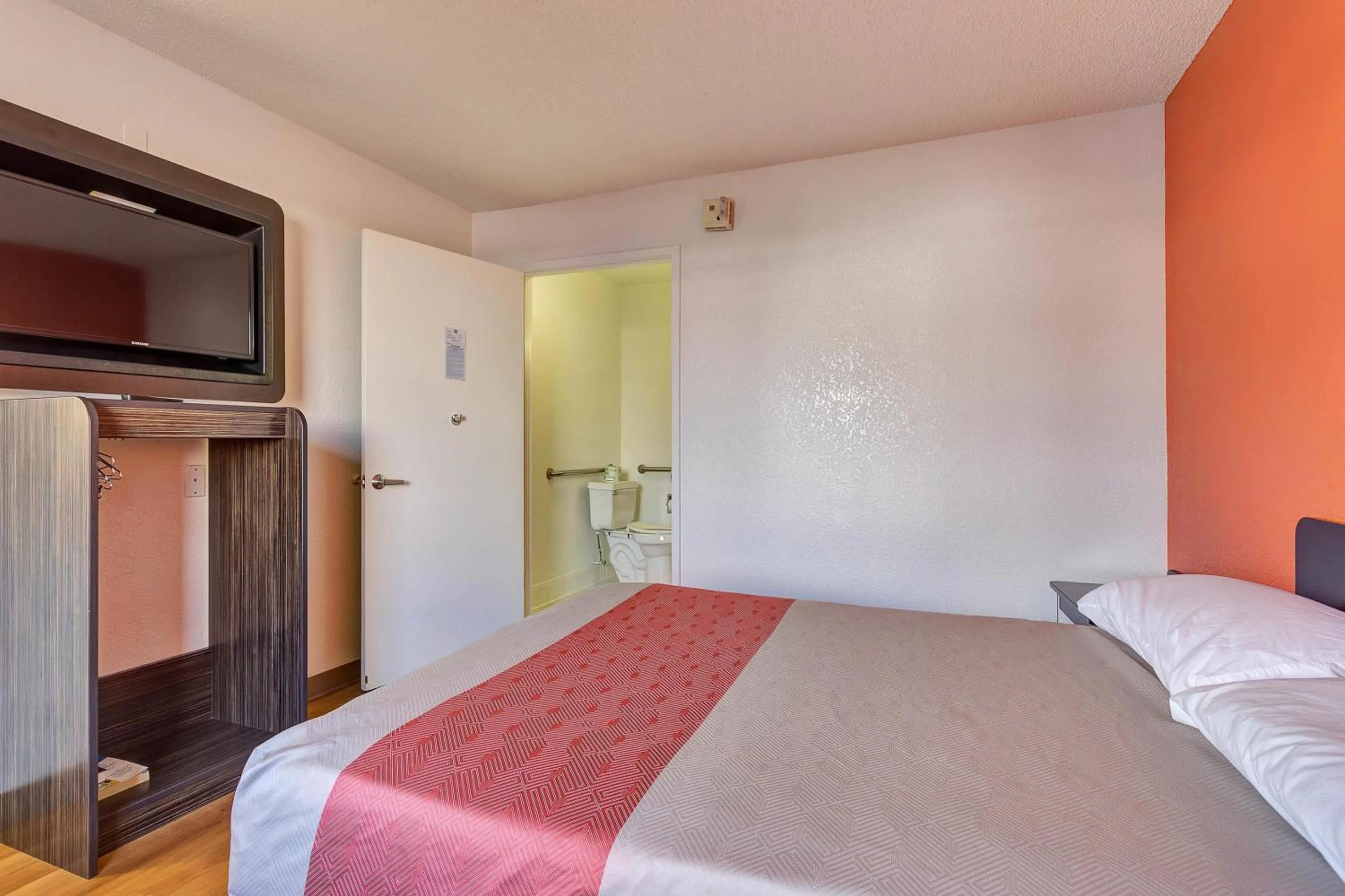 Bedroom, Bed in Motel 6 Santa Rosa - South