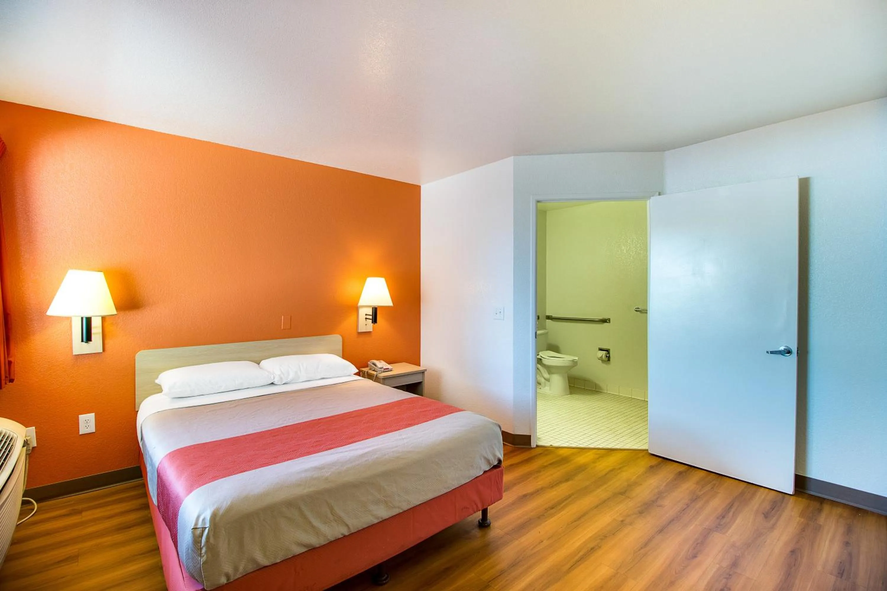 Bedroom, Bed in Motel 6-Phoenix, AZ - East