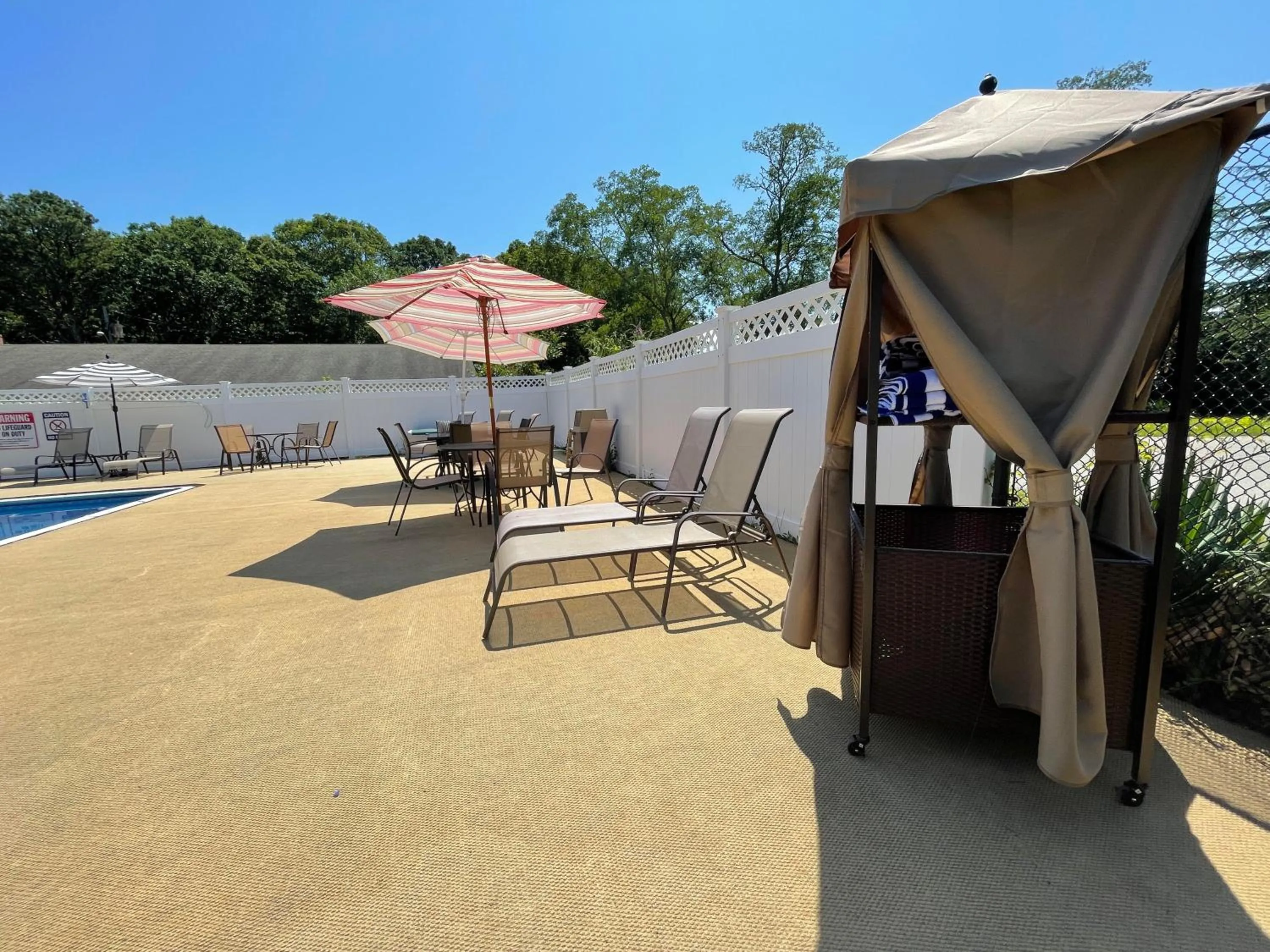 Swimming pool in Viking Shores Motor Inn