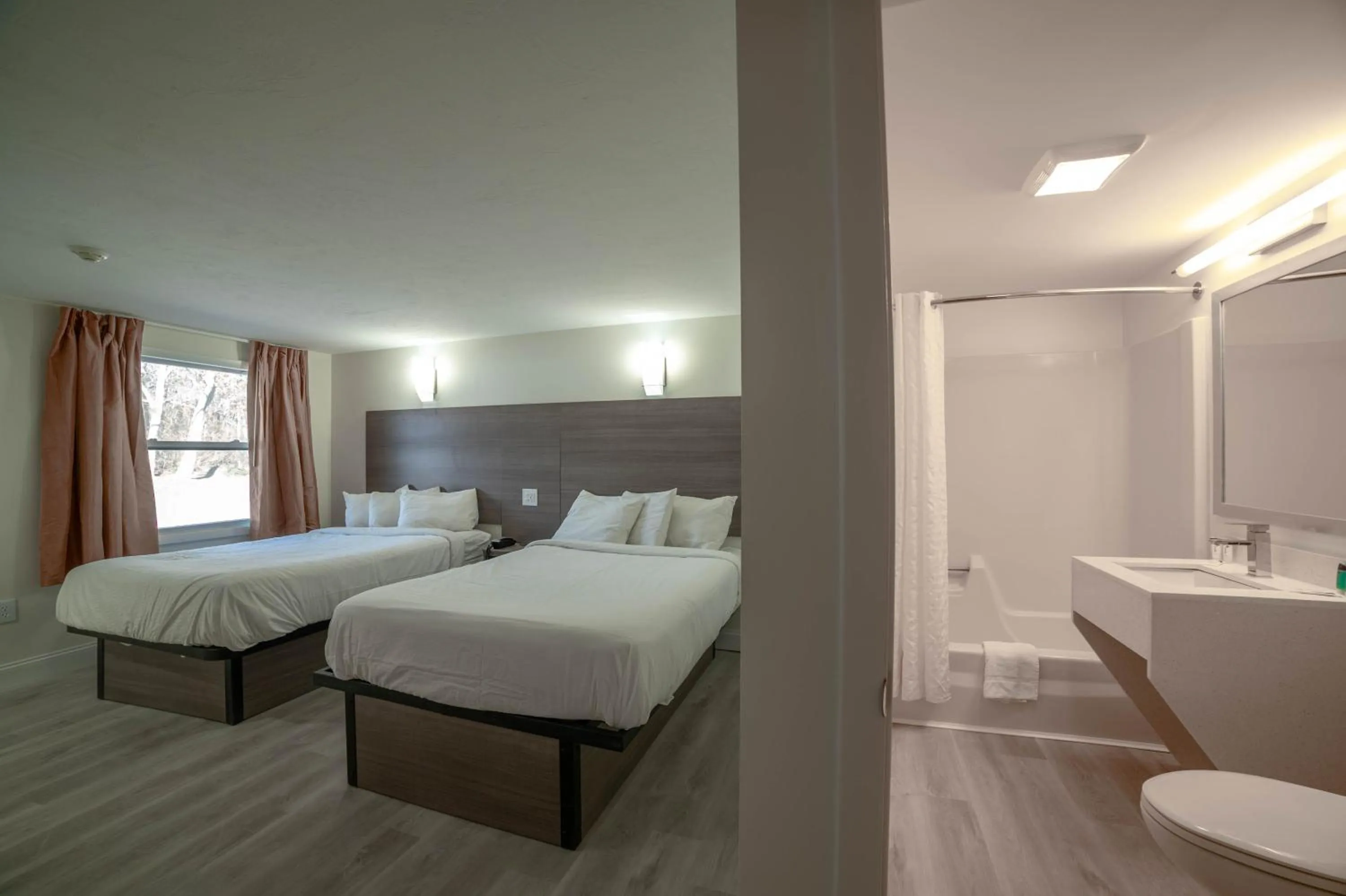 Bed in Viking Shores Motor Inn