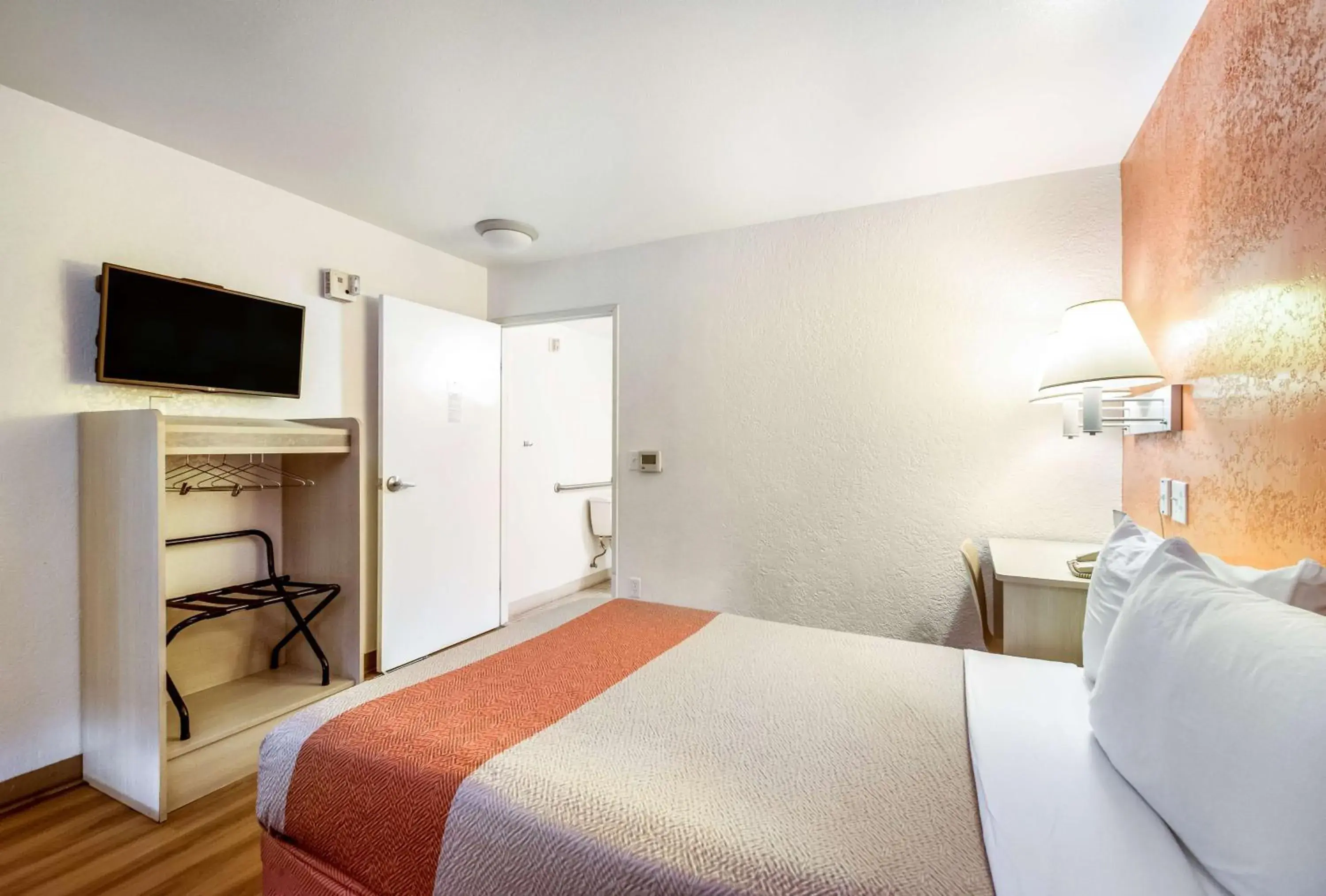 Queen Room - single occupancy in Motel 6-Youngtown, AZ - Phoenix - Sun City Queen Room - single occupancy in Motel 6-Youngtown, AZ - Phoenix - Sun City