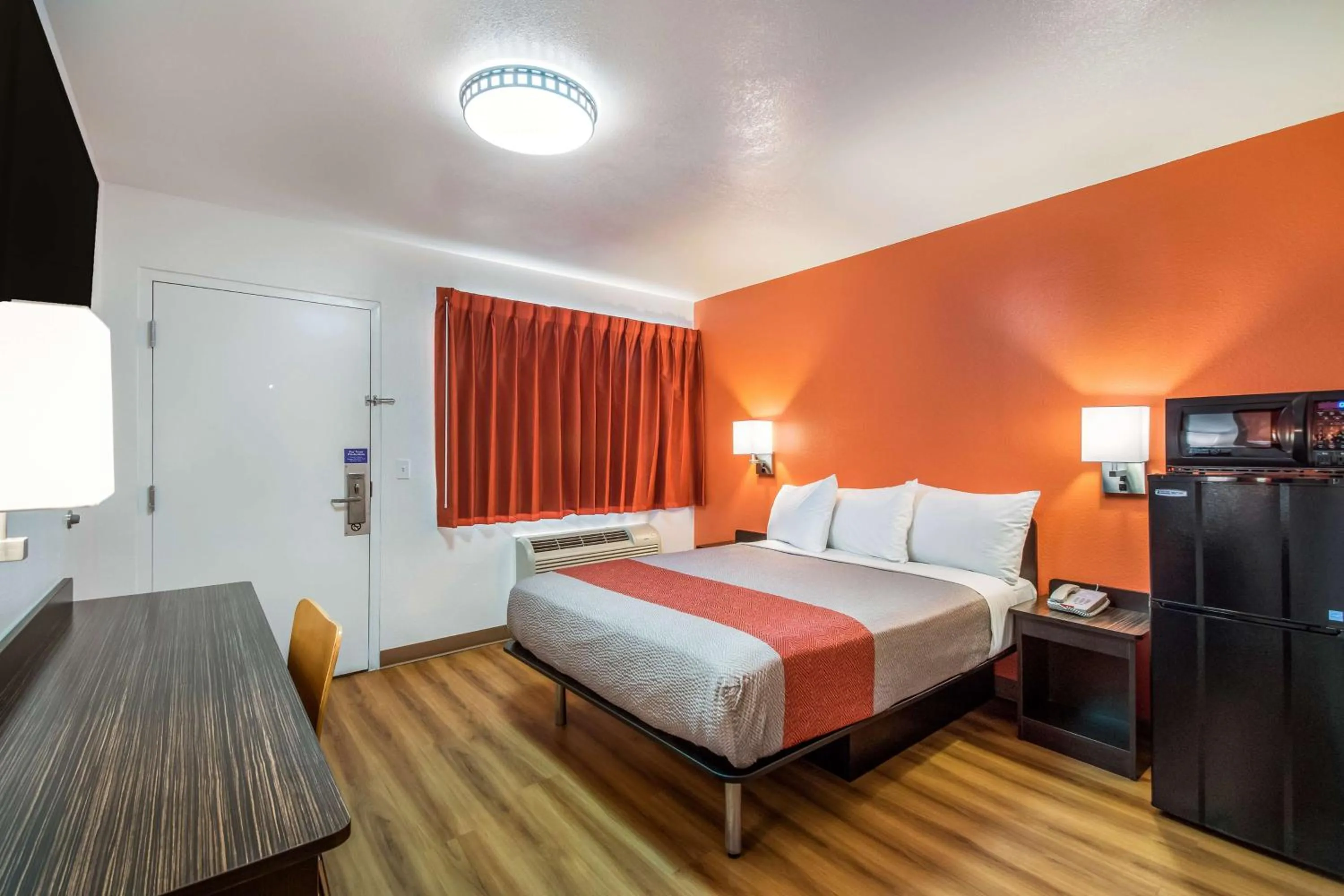 TV and multimedia, Bed in Motel 6-Youngtown, AZ - Phoenix - Sun City