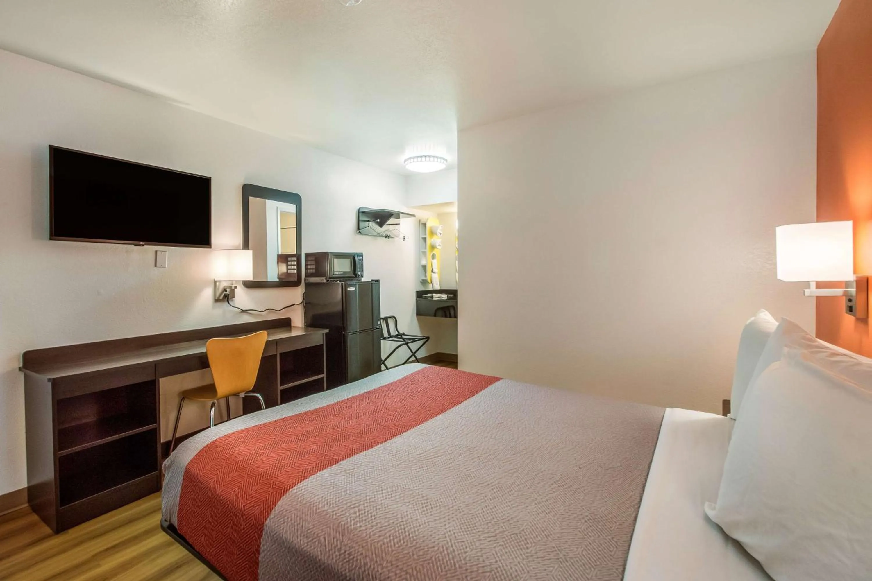 TV and multimedia, Bed in Motel 6-Youngtown, AZ - Phoenix - Sun City