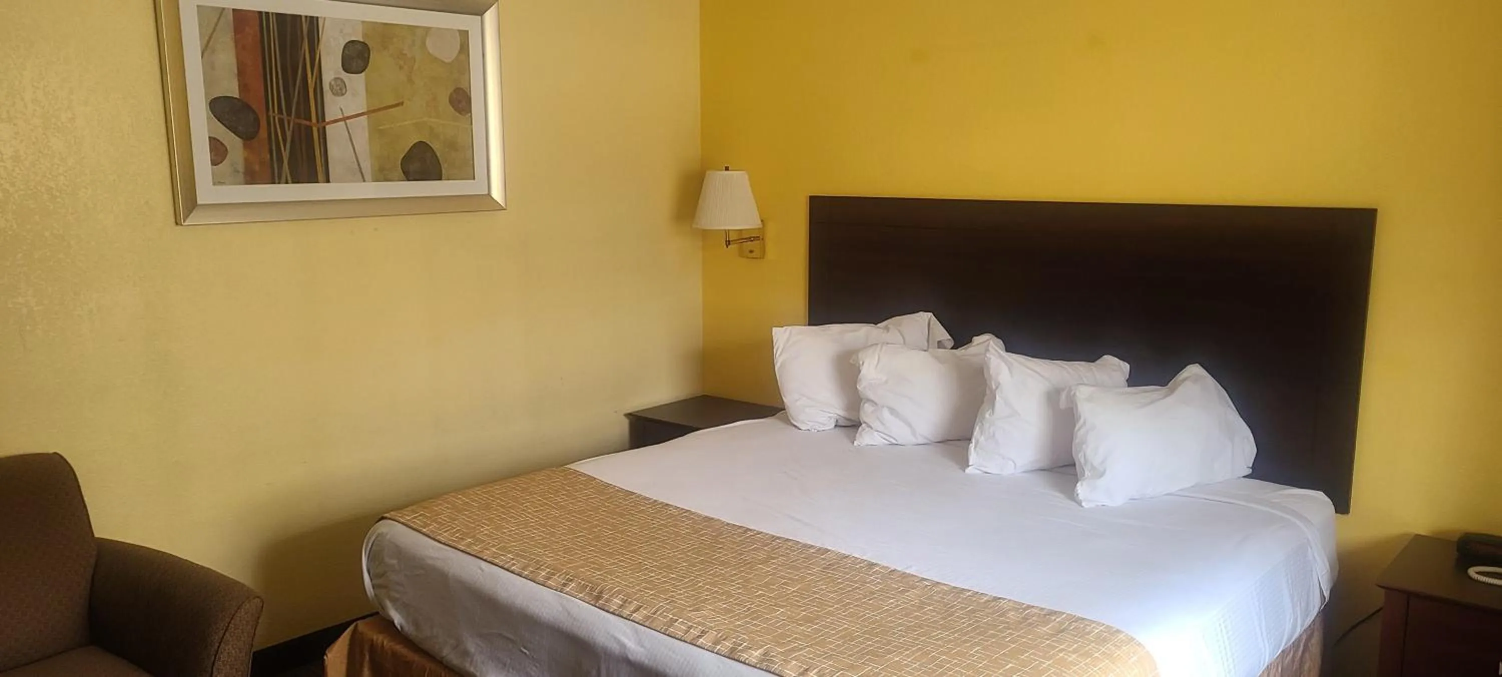 Bed in Travelodge by Wyndham Airport Platte City