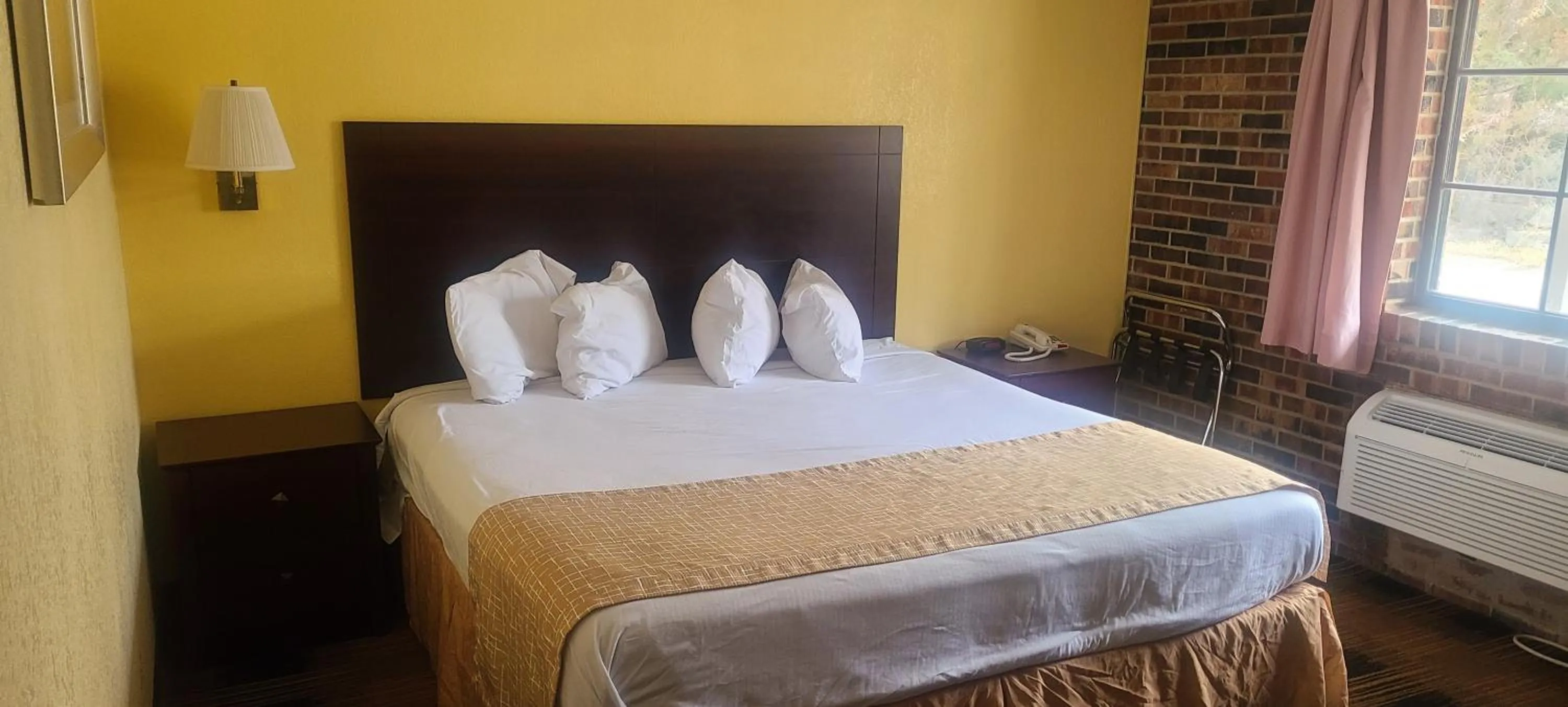 Bed in Travelodge by Wyndham Airport Platte City