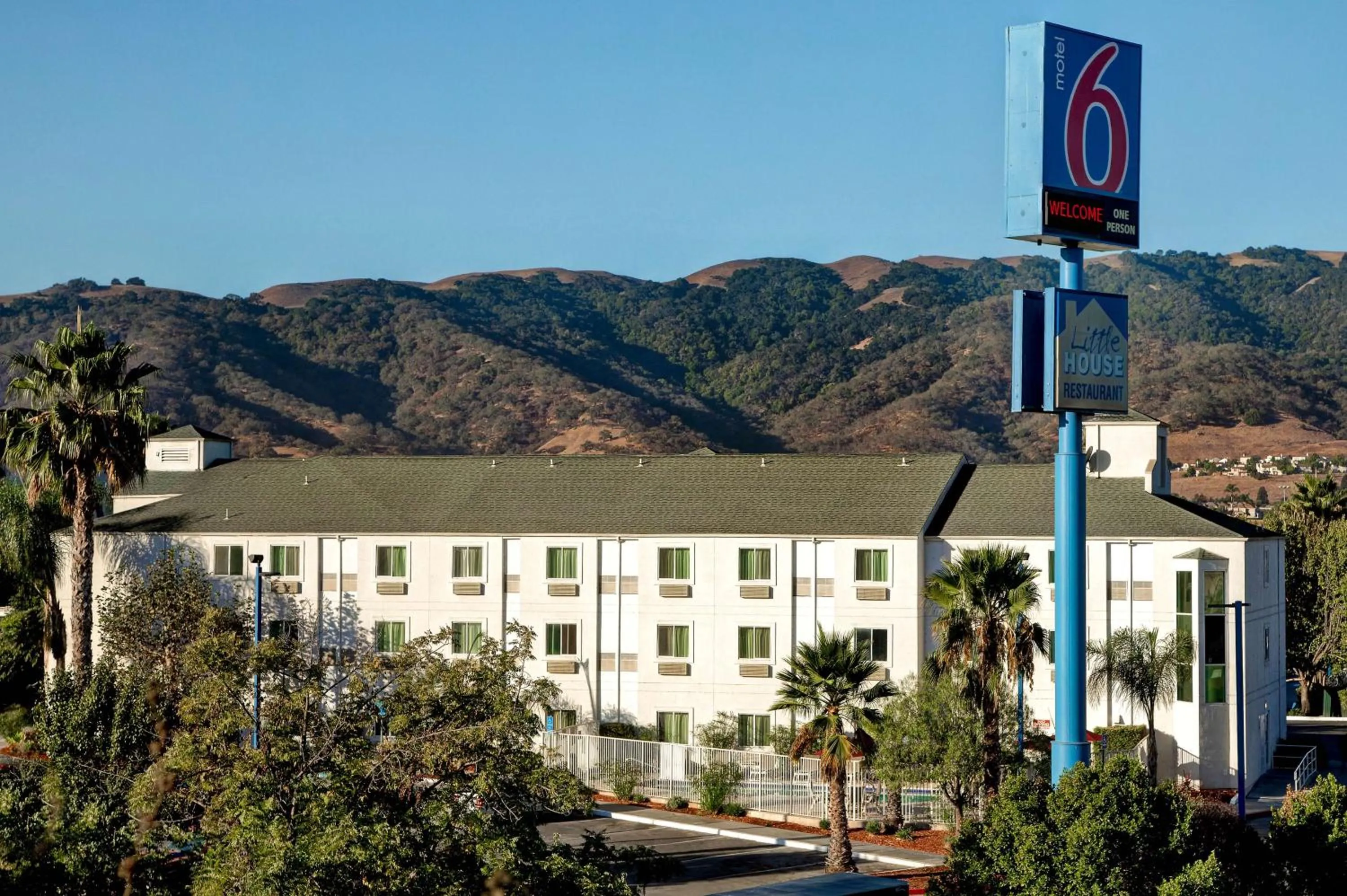 Property building in Motel 6-Gilroy, CA