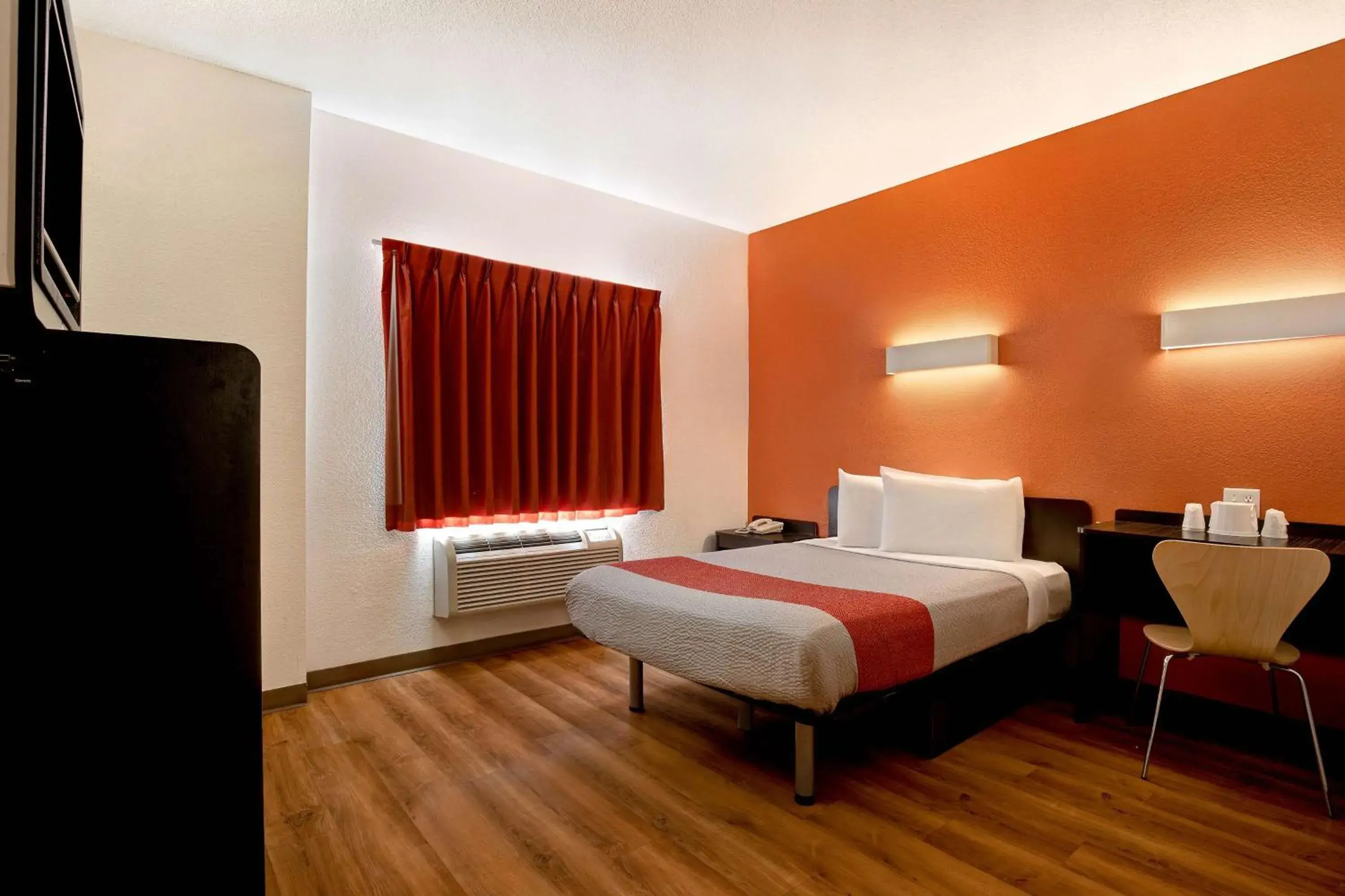 Queen Room - Disability Access - Roll in Shower in Motel 6-Gilroy, CA Queen Room - Disability Access - Roll in Shower in Motel 6-Gilroy, CA